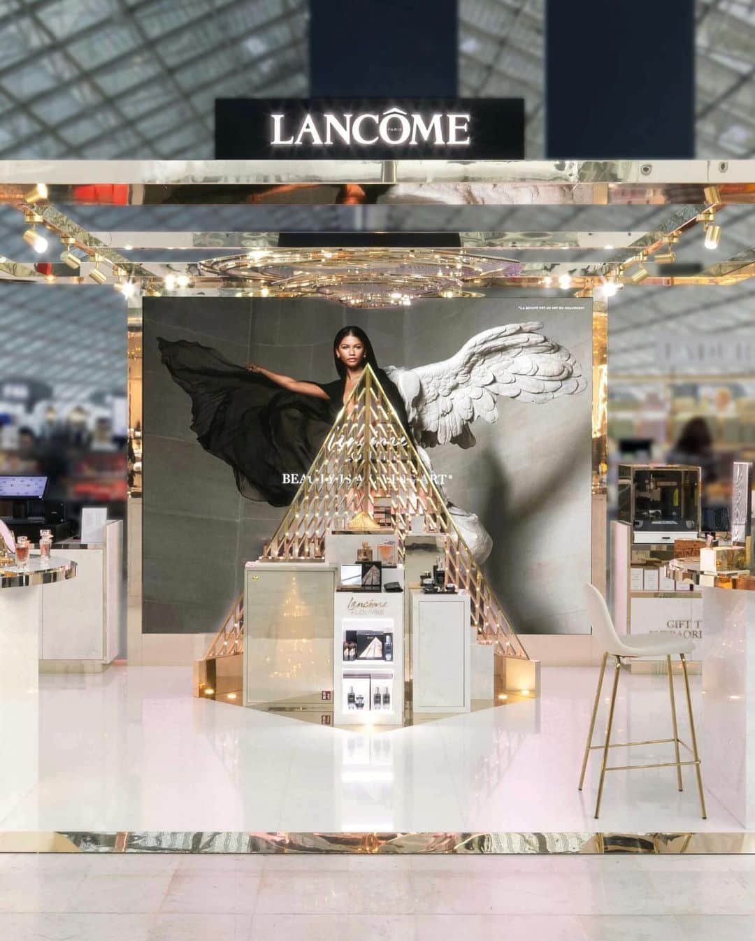 Lancôme Officialのインスタグラム：「Beauty and art resonate across time beyond eras, geographies, and cultures. Lancôme invites you to dive into the artistic history of the Louvre at the exclusive Lancôme x Louvre popup display store, located at the Paris Charles de Gaulle airport. Visitors are invited to discover the limited-edition collection as they step into an immersive space inspired by the Louvre’s iconic architecture with its smooth marble and stone columns, golden finishes and Lancôme’s iconic rose.  #Lancome #LancomexLouvre #LancomeFR #Holiday23」