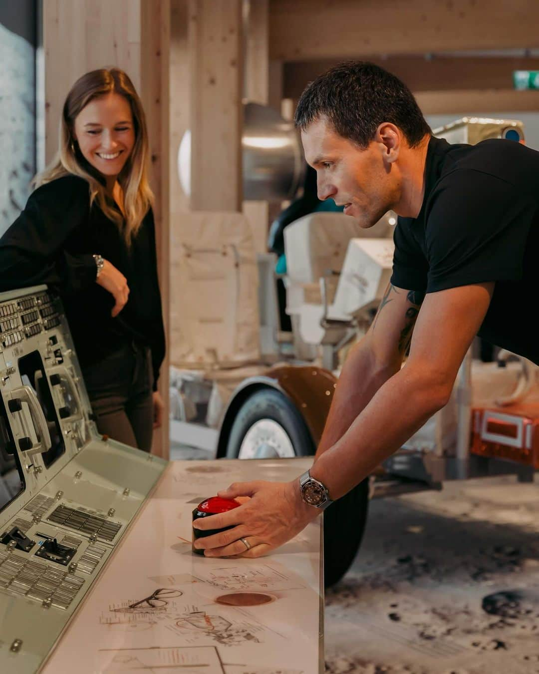 オメガさんのインスタグラム写真 - (オメガInstagram)「OMEGA was honoured to welcome five talented French athletes to OMEGA Museum, with its running track and heritage section dedicated to the brand’s role as Official Timekeeper of the Olympic and Paralympic Games.  #OMEGA #OMEGAOfficialTimeKeeper @romane_dicko @lesfreresmawemofficiel @juliachanourdie @alexis_hanquinquant @ysaorathibus」12月6日 1時00分 - omega