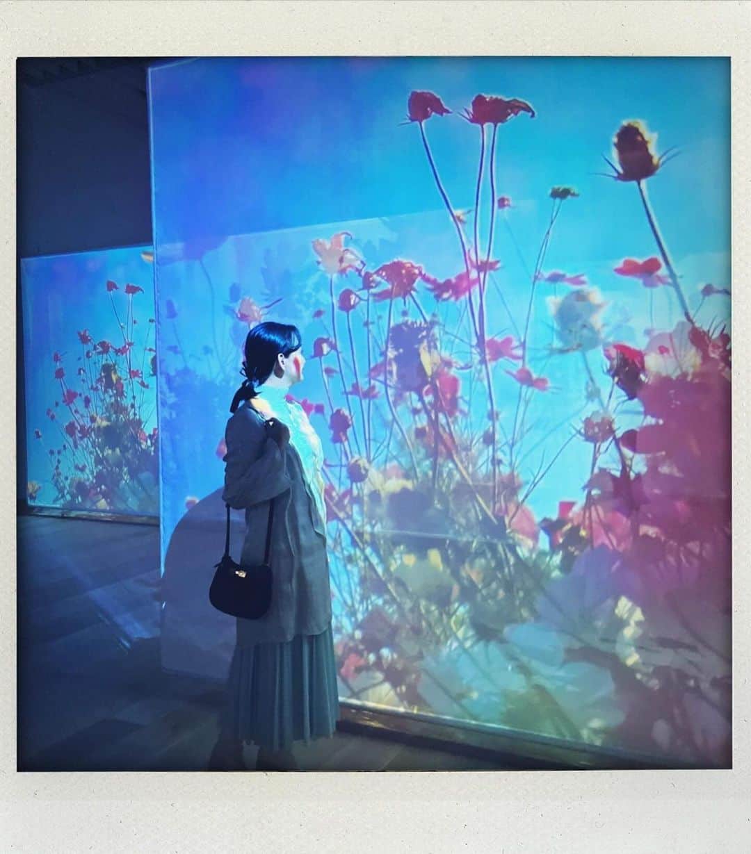 白石小百合さんのインスタグラム写真 - (白石小百合Instagram)「😌🩷🧡🩵💚  花が咲き誇りそっと枯れていき、また鮮やかに咲き…その連なりを写す映像に光も相まって、なんとなく生と死を感じさせるような…儚い夢のような空間でした。  実花さんの強いカラー使いに合わせて白いコーデで伺いました🤍  #蜷川実花eim展  #tokyonome」12月6日 1時00分 - sayurishirais