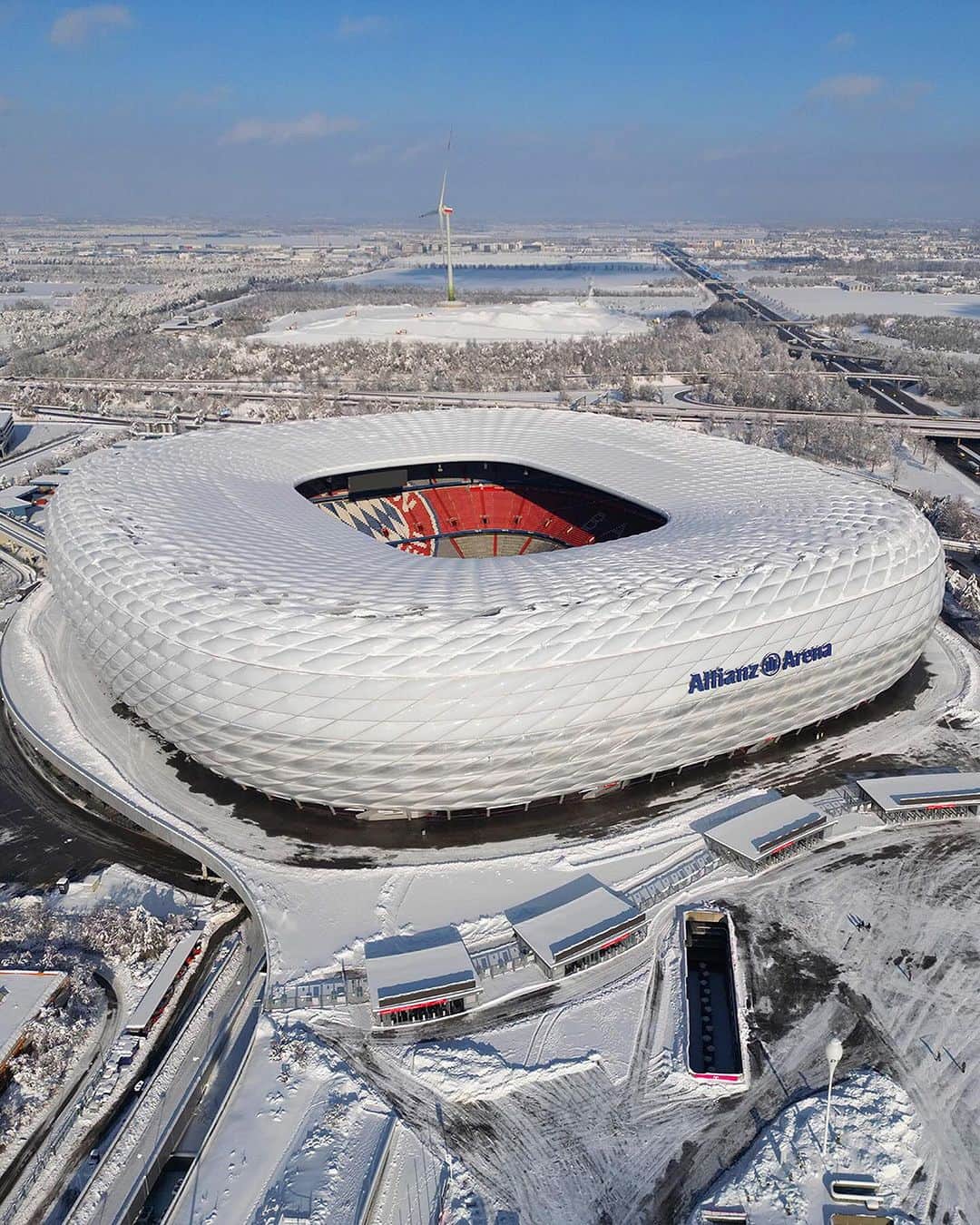 バイエルン・ミュンヘンのインスタグラム：「Snowy snapshots of the #AllianzArena. ❄️  #FCBayern #MiaSanMia」