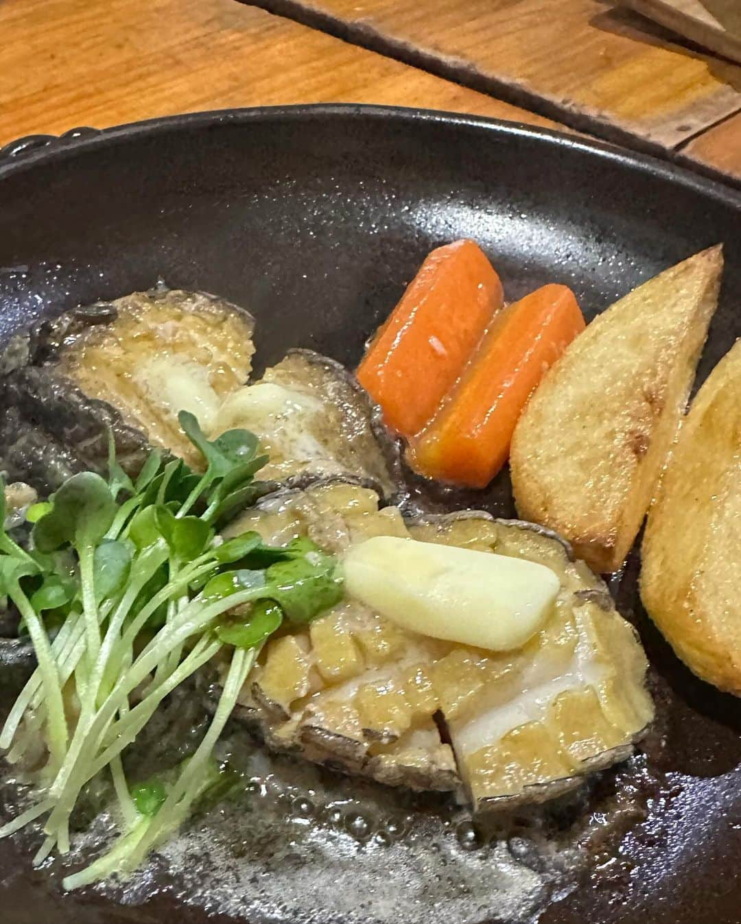 イトウジュン（タイ料理研究家）さんのインスタグラム写真 - (イトウジュン（タイ料理研究家）Instagram)「あわび亭で女子会バースデー🎂 みんな『こんなすごいお店初めてーー‼️‼️』て全員が始終大大大絶賛のあわび尽くし🥰😋のお料理をいただきました❤️ ★小付 ボタンエビ　ミルガイ　ブリ刺身厚切り　　梅水晶　天ぷらキス・ナス　銀杏 これがお通し⁉️すごい❣️ ★前菜 あわびの山盛り入ったサラダ🥗 ありえない量のあわびが‼️ ★伊勢海老のお刺身🦞あわびのお刺身 豪華すぎるでしょ ★あわびのオイスターソース炒め ゆず風味で最強🥰 ★あわびの天ぷら🍤 肝も天ぷらに入ってて美味しいのー ★あわびのステーキ🥩 バター醤油がたまらない〜 ★あわびの踊り焼き これやばい、テンション上がりまくり ★あわびの塩釜 昆布の出汁とあわびの出汁が絶妙な融合😋❣️ ★あわびご飯 人生でここまであわびだらけのご飯て見たことある⁉️⁉️ありえなーい ★鮭の土鍋ご飯andいくら 特別な鮭🐟旨味が濃厚😋 ★伊勢海老の殻のお味噌汁  お友達の投稿みて憧れていたあわび亭 感激しかない またすぐにリピートしたい素晴らしいコスパとクオリティでした❣️  伊藤社長、予約の際から色々とご配慮いただき本当にありがとうございました😭  #あわび亭 #あわび好き #あわび #練馬駅 #練馬駅グルメ  #西武線グルメ  #教えたいけど教えたくない  #コスパ最強 #バースデー女子会 #東京グルメ #インスタ映え料理  #インスタ映えグルメ  #鬼リピしたい  #鬼リピ」12月6日 0時58分 - junito.13