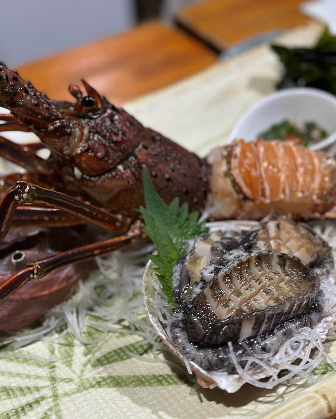 イトウジュン（タイ料理研究家）さんのインスタグラム写真 - (イトウジュン（タイ料理研究家）Instagram)「あわび亭で女子会バースデー🎂 みんな『こんなすごいお店初めてーー‼️‼️』て全員が始終大大大絶賛のあわび尽くし🥰😋のお料理をいただきました❤️ ★小付 ボタンエビ　ミルガイ　ブリ刺身厚切り　　梅水晶　天ぷらキス・ナス　銀杏 これがお通し⁉️すごい❣️ ★前菜 あわびの山盛り入ったサラダ🥗 ありえない量のあわびが‼️ ★伊勢海老のお刺身🦞あわびのお刺身 豪華すぎるでしょ ★あわびのオイスターソース炒め ゆず風味で最強🥰 ★あわびの天ぷら🍤 肝も天ぷらに入ってて美味しいのー ★あわびのステーキ🥩 バター醤油がたまらない〜 ★あわびの踊り焼き これやばい、テンション上がりまくり ★あわびの塩釜 昆布の出汁とあわびの出汁が絶妙な融合😋❣️ ★あわびご飯 人生でここまであわびだらけのご飯て見たことある⁉️⁉️ありえなーい ★鮭の土鍋ご飯andいくら 特別な鮭🐟旨味が濃厚😋 ★伊勢海老の殻のお味噌汁  お友達の投稿みて憧れていたあわび亭 感激しかない またすぐにリピートしたい素晴らしいコスパとクオリティでした❣️  伊藤社長、予約の際から色々とご配慮いただき本当にありがとうございました😭  #あわび亭 #あわび好き #あわび #練馬駅 #練馬駅グルメ  #西武線グルメ  #教えたいけど教えたくない  #コスパ最強 #バースデー女子会 #東京グルメ #インスタ映え料理  #インスタ映えグルメ  #鬼リピしたい  #鬼リピ」12月6日 0時58分 - junito.13