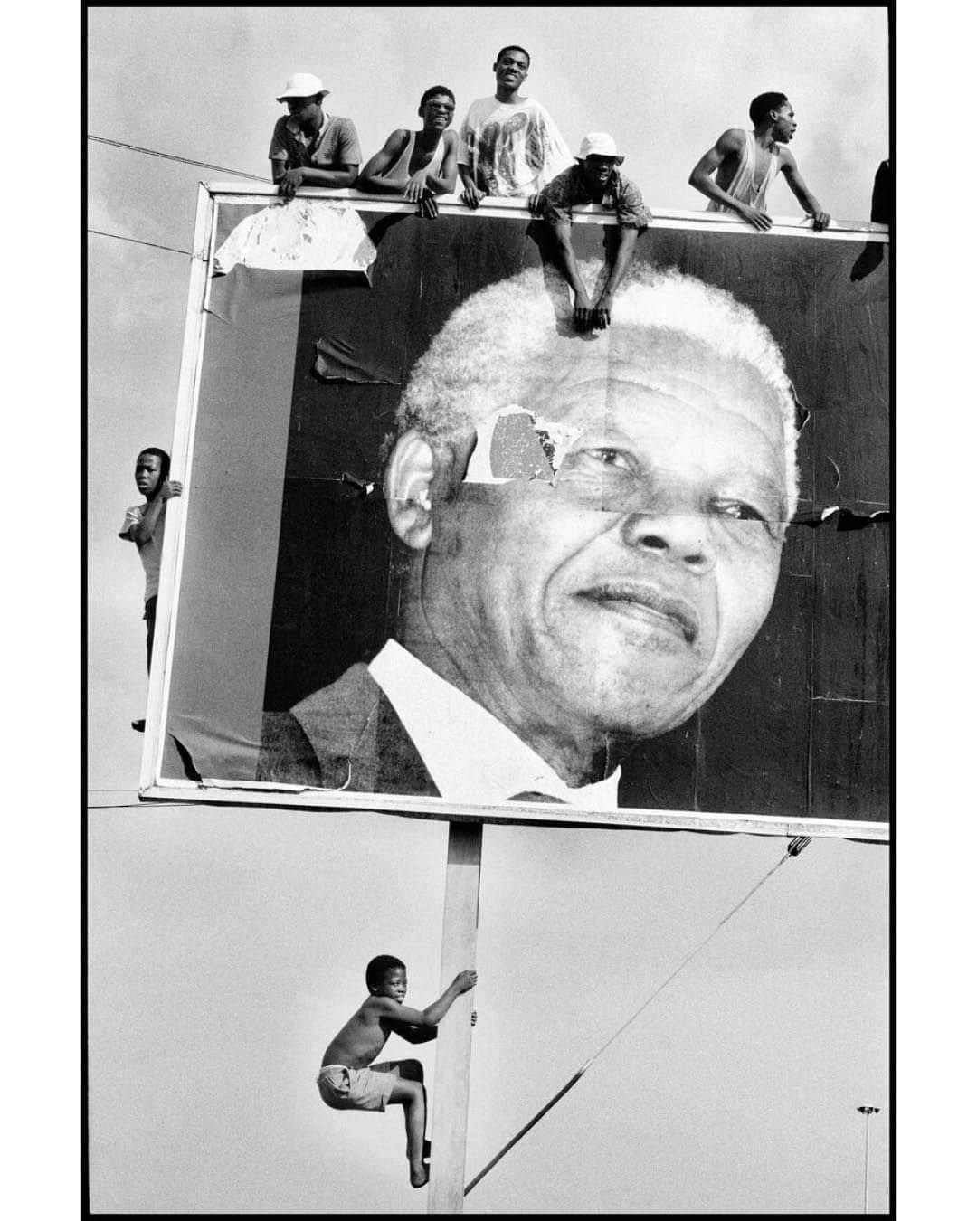 Magnum Photosさんのインスタグラム写真 - (Magnum PhotosInstagram)「In his own words, Nelson Mandela dedicated his life to the “struggle of the African people” through a lifetime of anti-apartheid activism. On the 10th anniversary of his death, we trace Mandela’s life through the Magnum archive. ⁠ ⁠ @ianberrymagnum photographed Mandela during his days as a young lawyer and his journey to presidency.⁠ ⁠ Images by Raymond @rdepardon depict Mandela in his office and follow in his footsteps to Robben Island Prison where he spent 18 of his 27 years in prison.⁠ ⁠ @biekedepoorter documented as the people of South Africa paid their respects to former President Nelson Mandela in 2013. ⁠ ⁠ PHOTOS (left to right):⁠ ⁠ (1) Nelson Mandela after his release. South Africa. 1990. © Chris @steeleperkins / Magnum Photos⁠ ⁠ (2) Nelson Mandela, then acting as a defense lawyer during the first major trial for treason in South Africa. Johannesburg, South Africa. 1961. © @ianberrymagnum / Magnum Photos⁠ ⁠ (3) A crowd awaiting the liberation of Nelson Mandela. Cape Town, South Africa. 1990. © Patrick @pzachmann / Magnum Photos⁠ ⁠ (4) Nelson Mandela, leader of the ANC party, in his office. Johannesburg, South Africa. 1993. © Raymond @rdepardon / Magnum Photos⁠ ⁠ (5) Cell in which Nelson Mandela spent 18 of his years 27 years in prison. Robben Island, South Africa. 1993. © Raymond @rdepardon / Magnum Photos⁠ ⁠ (6) Nelson Mandela speaks at an ANC rally. Johannesburg, South Africa. 1994. © @leonardfreed / Magnum Photos⁠ ⁠ (7) Supporters climb to every vantage point while awaiting the arrival of Nelson Mandela. Natal, Lamontville, South Africa. 1994. © @ianberrymagnum / Magnum Photos⁠ ⁠ (8) Nelson Mandela, Richard Harris and James Earl Jones at the premiere of Cry the Beloved. New York City, USA. 1995. © @elireedmagnum / Magnum Photos⁠ ⁠ (9) Reaction to the death of Nelson Mandela on the streets outside of his former home. Soweto, South Africa. 2013. © @biekedepoorter / Magnum Photos⁠ ⁠ (10) Tourist boat tour to Robben Island where Nelson Mandela was imprisoned from 1964-82. Cape Town, South Africa. 2016. © @thomasdworzak / Magnum Photos」12月6日 1時01分 - magnumphotos