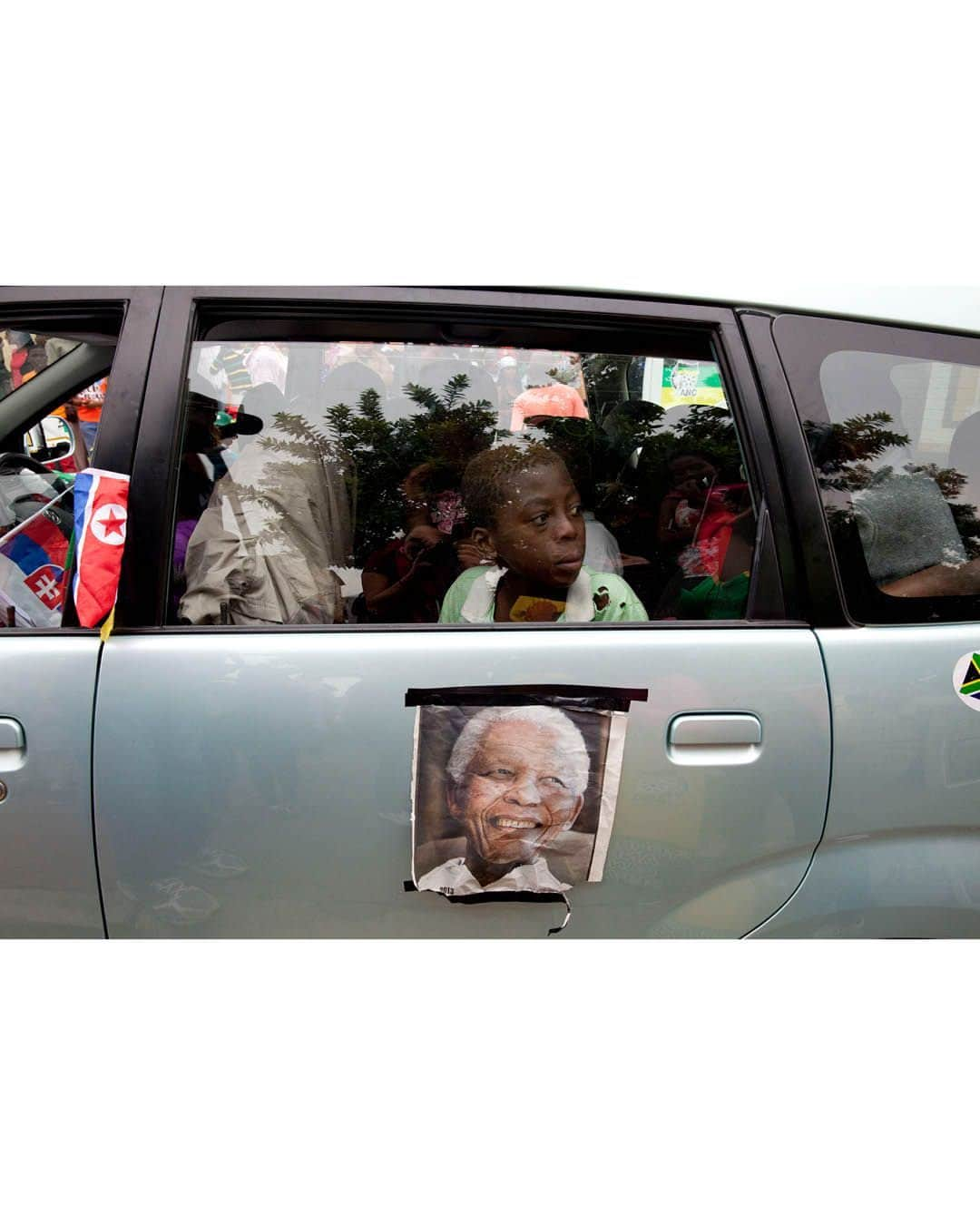 Magnum Photosさんのインスタグラム写真 - (Magnum PhotosInstagram)「In his own words, Nelson Mandela dedicated his life to the “struggle of the African people” through a lifetime of anti-apartheid activism. On the 10th anniversary of his death, we trace Mandela’s life through the Magnum archive. ⁠ ⁠ @ianberrymagnum photographed Mandela during his days as a young lawyer and his journey to presidency.⁠ ⁠ Images by Raymond @rdepardon depict Mandela in his office and follow in his footsteps to Robben Island Prison where he spent 18 of his 27 years in prison.⁠ ⁠ @biekedepoorter documented as the people of South Africa paid their respects to former President Nelson Mandela in 2013. ⁠ ⁠ PHOTOS (left to right):⁠ ⁠ (1) Nelson Mandela after his release. South Africa. 1990. © Chris @steeleperkins / Magnum Photos⁠ ⁠ (2) Nelson Mandela, then acting as a defense lawyer during the first major trial for treason in South Africa. Johannesburg, South Africa. 1961. © @ianberrymagnum / Magnum Photos⁠ ⁠ (3) A crowd awaiting the liberation of Nelson Mandela. Cape Town, South Africa. 1990. © Patrick @pzachmann / Magnum Photos⁠ ⁠ (4) Nelson Mandela, leader of the ANC party, in his office. Johannesburg, South Africa. 1993. © Raymond @rdepardon / Magnum Photos⁠ ⁠ (5) Cell in which Nelson Mandela spent 18 of his years 27 years in prison. Robben Island, South Africa. 1993. © Raymond @rdepardon / Magnum Photos⁠ ⁠ (6) Nelson Mandela speaks at an ANC rally. Johannesburg, South Africa. 1994. © @leonardfreed / Magnum Photos⁠ ⁠ (7) Supporters climb to every vantage point while awaiting the arrival of Nelson Mandela. Natal, Lamontville, South Africa. 1994. © @ianberrymagnum / Magnum Photos⁠ ⁠ (8) Nelson Mandela, Richard Harris and James Earl Jones at the premiere of Cry the Beloved. New York City, USA. 1995. © @elireedmagnum / Magnum Photos⁠ ⁠ (9) Reaction to the death of Nelson Mandela on the streets outside of his former home. Soweto, South Africa. 2013. © @biekedepoorter / Magnum Photos⁠ ⁠ (10) Tourist boat tour to Robben Island where Nelson Mandela was imprisoned from 1964-82. Cape Town, South Africa. 2016. © @thomasdworzak / Magnum Photos」12月6日 1時01分 - magnumphotos