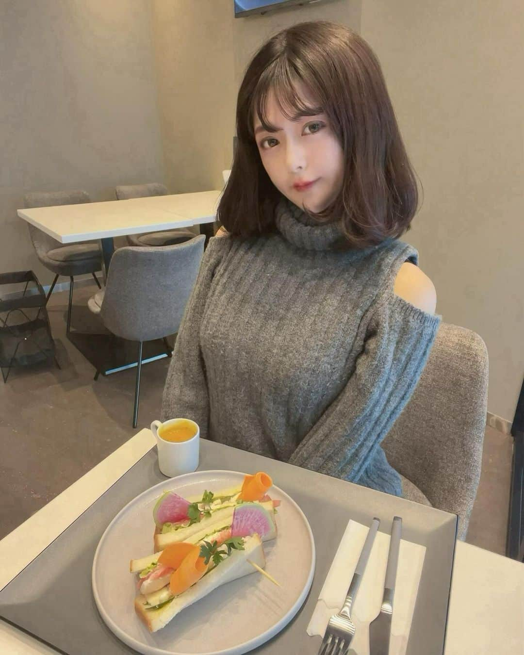 AYUNAさんのインスタグラム写真 - (AYUNAInstagram)「渋谷にあるヘルシーで美味しい健康的なお料理が食べられるカフェ✨🍽️✨  いただいたものは ・皮無し鶏胸肉のステーキ・マッシュルームソース ・野菜溢れるサンドウィッチ  見た目が色鮮やかで綺麗🥰  店内もお洒落でくつろげる空間でした🍀🎶  PR @andelt_shibuya #渋谷ランチ #andelt #渋谷カフェ #渋谷ディナー #道玄坂グルメ #道玄坂ランチ #道玄坂ディナー」12月6日 1時01分 - ayuna_0404