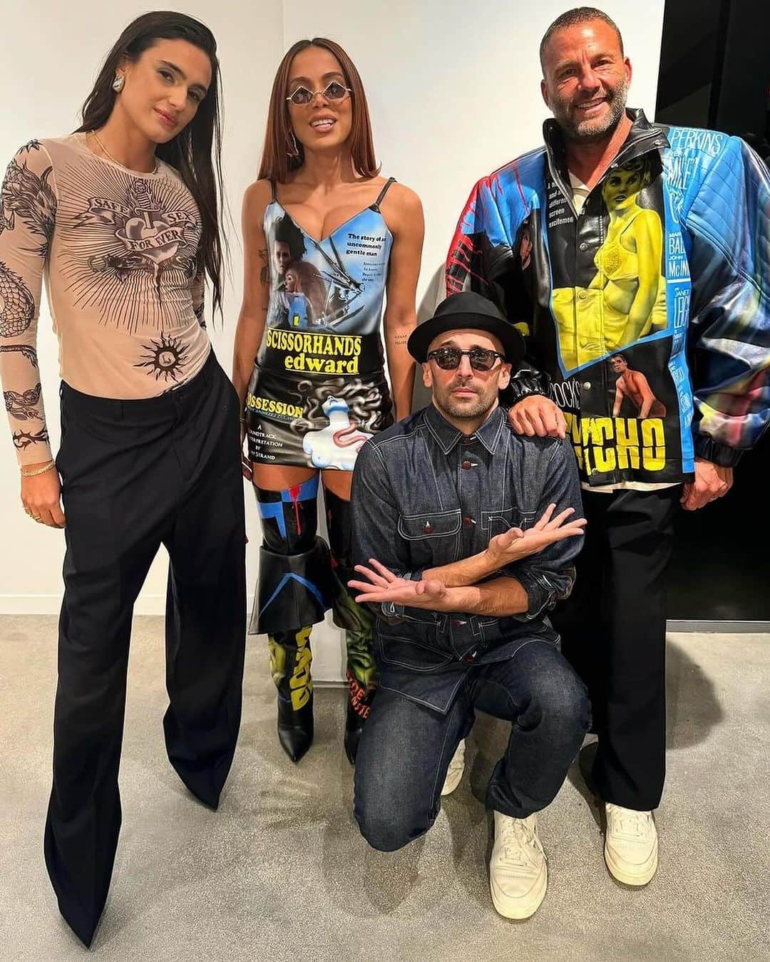 euanittaさんのインスタグラム写真 - (euanittaInstagram)「Kick off art basel in the best way possible. My friend @jr gave such a beautiful present to Miami. I love your mural and I love you. 💚💛❤️‍🔥 Brazilian Funk in the house.」12月6日 1時17分 - anitta