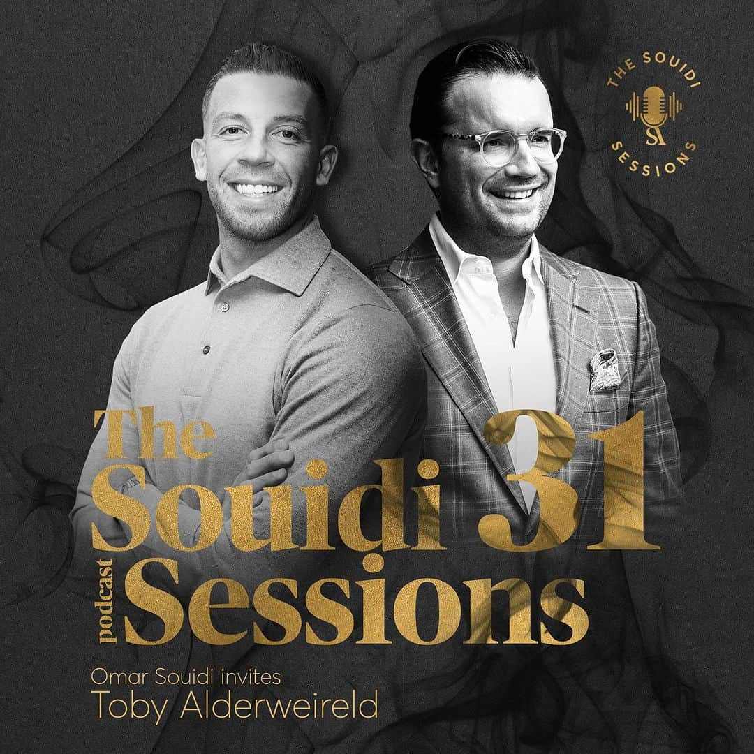 トビー・アルデルヴァイレルトのインスタグラム：「Vanaf vanavond 20.00u in avant-première op Youtube: aflevering 31 van The Souidi Sessions starring Toby Alderweireld!  Zondag 4 juni 2023 is een dag die voor eeuwig in het geheugen van de Belgische voetballiefhebbers gegrift zal staan en (dixit Peter Vandenbempt) niet mooier kon geschreven worden. Nadat Toby Alderweireld als profvoetballer furore maakte in de allerbeste clubs van buitenlandse topcompetities keerde hij terug naar zijn Antwerpen met één doel voor ogen: de Champions League naar Deurne-Noord halen. Hij realiseerde deze missie en hoé!? Met een wereldgoal in de allerlaatste seconden (93:33) van de competitiejaargang 2022-2023 bracht hij de Antwerp-supporters in 1 flits van de hel naar de hemel. Toby speelde in zijn carrière twee Champions League-finales en een halve finale op het Wereldkampioenschap, maar noemde deze titel met R. Antwerp F.C. toch zijn absolute hoogtepunt. Hoog tijd om terug te blikken en vooruit te kijken met één van de allersympathiekste voetballers ter wereld. Keert hij nog terug naar de Rode Duivels? Hoe was het om met Simeone en Mourinho te werken? Wordt Antwerp zijn laatste club? Ook zijn zakelijke nevenactiviteiten én zijn grote liefde voor vrouw en kinderen komt ruim aan bod. Van harte welkom, Sir Toby Alderweireld!   Toby heeft de vzw Villa Max uitgekozen als goed doel. VillaMax is een warme organisatie die gezinnen met een ernstig ziek kind een unieke en kosteloze vakantie aanbiedt. Als één van de kinderen ernstig ziek is heeft dit een grote impact op het hele gezin. Samen een weekje er tussenuit, weg van dokters en ziekenhuizen is dus zeker niet evident. VillaMax maakt dit voor hen mogelijk. Jullie kunnen dit prachtige goede doel mee ondersteunen door een vrijwillige bijdrage naar keuze te storten op het rekeningnummer BE64 3632 2312 0652 (SUPPORT BY SOUIDI FOUNDATION VZW - afgekort: SBSF vzw). Op het einde van elk kalenderjaar worden alle bijdragen verzameld en gelijk verdeeld onder de verschillende goede doelen die onze gasten in betreffend kalenderjaar hebben uitgekozen. Maak mee een verschil en lever een vrijwillige bijdrage, lieve vrienden. @tobyalderweireld @omarsouidi」