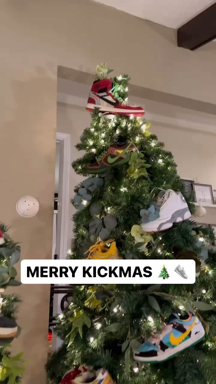 Nice Kicksのインスタグラム：「🎶All I want for Christmas is shoesss🎶  🎥: @lauren_limbeck | Follow @nicekicks for more #sneakers content! 🔥👟」