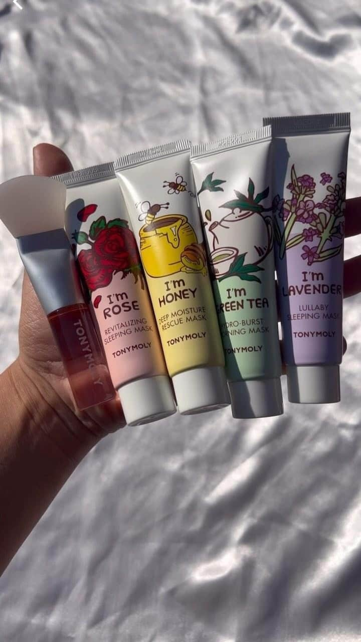 TONYMOLY USA Officialのインスタグラム：「Whats inside our Its The Dew For Me 5 Pc Mask Set? ASMR Style💕  🌹I’m Rose Revitalizing Sleeping Mask (30ml) - This lightweight gel mask contains 1000 ppm of anti-inflammatory Rose Extract that will gradually buff away fine lines and plump your skin, while Vitamin C works to brighten and soften skin.  🍯I’m Honey Deep Moisture Rescue Mask (30ml) - The nourishing and antioxidant-rich Propolis and Honey Extract in this mask will work hard to replenish and nourish your skin.  🍵I’m Green Tea Hydro Burst Morning Mask (30ml) - A skin-balancing gel mask infused with refreshing Green Tea Essence to keep your skin cool, refreshed, and bright.  🪻I’m Lavender Lullaby Sleeping Mask (30ml) - Infused with 1000 ppm of Lavender Extract that will work overnight to relax, hydrate and soothe irritated skin.  ▫️Mask Brush -  Mask without the mess using our Silicone Mask Brush #xoxoTM #TONYMOLYnMe #Ultabeauty」