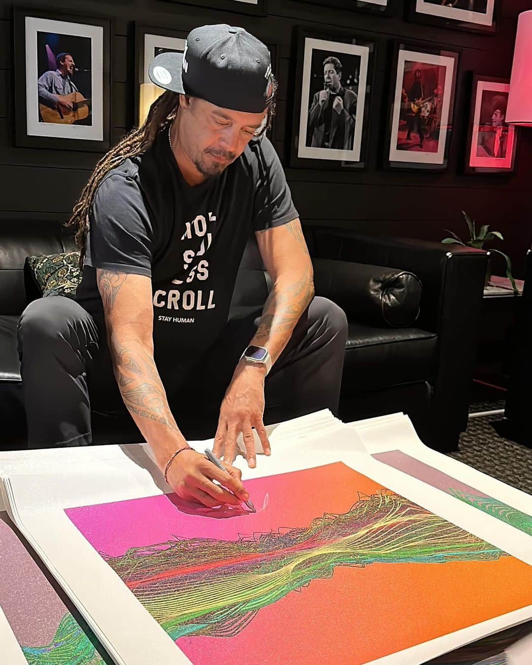 マイケル・フランティのインスタグラム：「SOULROCKERS!!! I had a great time working with @Soundwaves_Art and artist Tim Wakefield to turn the sound waves of “Say Hey (I Love You)” and “The Sound Of Sunshine”  into these BEAUTIFUL artworks produced on fine art canvases.   I autographed a LIMITED EDITION and we’re releasing them in the run up the holidays to FUNDRAISE for @ChildrenInConflict.   ALL profits will support CIC's amazing work protecting children who have had to flee their homes from war and violence.   Head over to SOUNDWAVES ART FOUNDATION to get one and give them one last fundraising boost for the year!!!!  #michaelfranti #BIGBIGLOVE #soundwavesart」