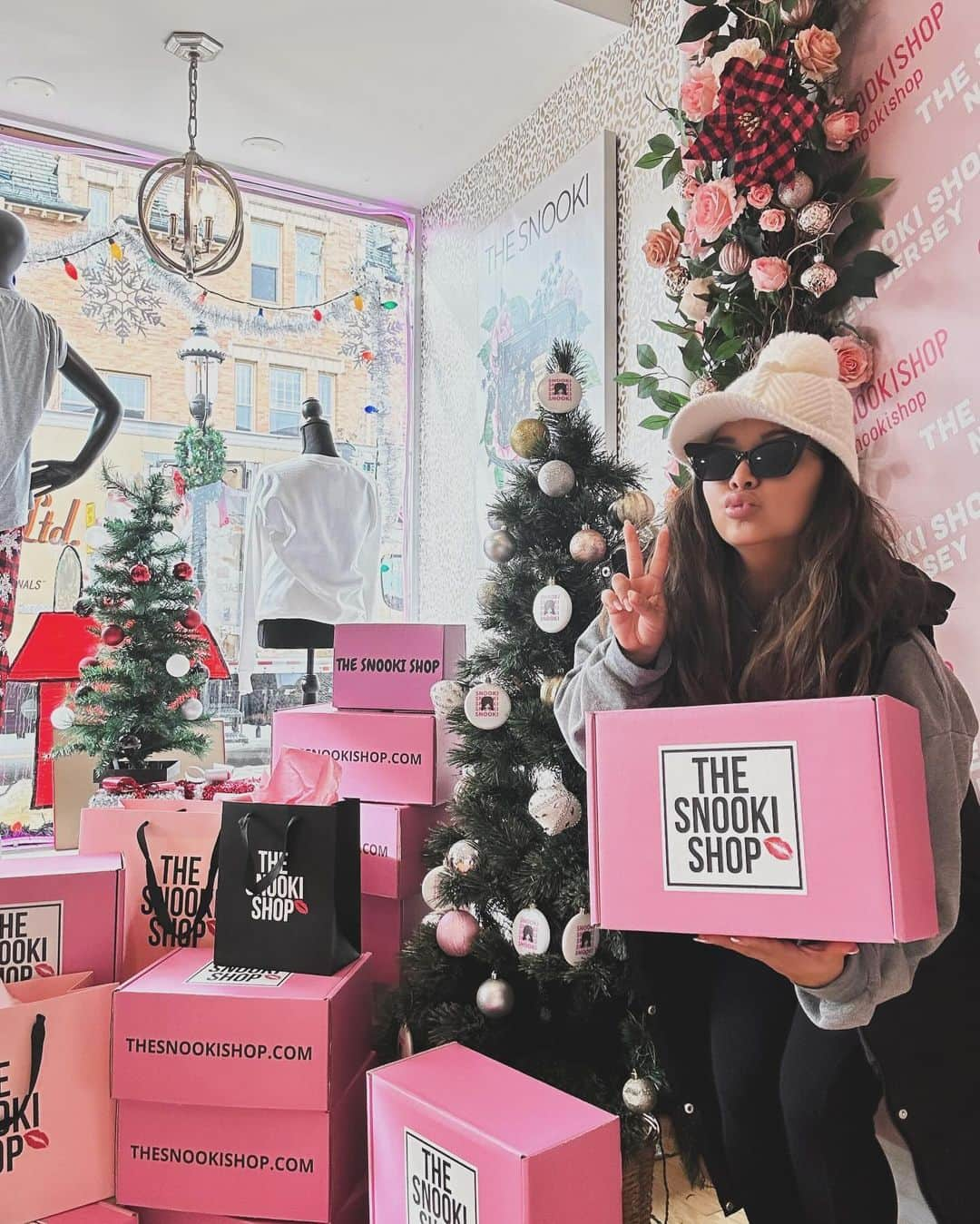 ニコール・ ポリッツィのインスタグラム：「Have a Messy Merry Christmas 🎄🎁🍷 Shop with me for the holidays, biatches @thesnookishop」