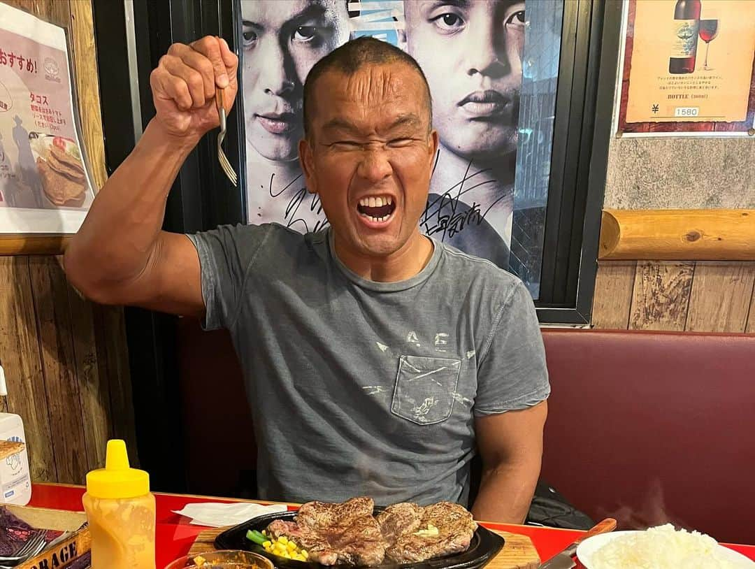 ドラゴン・キッドさんのインスタグラム写真 - (ドラゴン・キッドInstagram)「試合後の楽しい食事。  わざわざ後楽園ホールに迎えに来てくれて、宿泊先のホテルまで送ってくれる超絶優しい先輩。  今回もご馳走になってしまったので、「 駐車場代は僕に払わせて下さい」と精算ボタンを押したら駐車場代200円でした(˶‾᷄ ⁻̫ ‾᷅˵)ﾃﾍ 田中さん、今日もご馳走様でした！ #DRAGONGATE #ドラゴンゲート #dragonkid #ドラゴンキッド #東海市ふるさと大使 #プロレス #prowrestling #プロレスラー #prowrestler #ドラゲー愛を語りたい #DRAGONGATENETWORK」12月6日 1時42分 - dragonkid.22