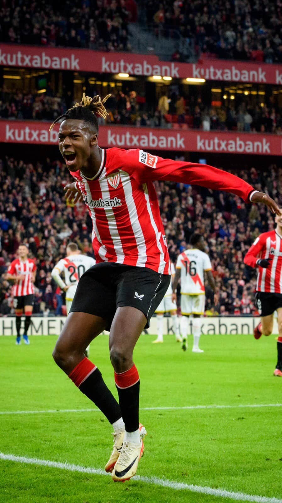 アスレティック・ビルバオのインスタグラム：「😊 Así se celebran las buenas noticias, @nicolas_williams9   🍾 Sekulako golatzarra larunbateko gol-festa biribiltzeko.   #AthleticRayo #AthleticWIN 🦁」