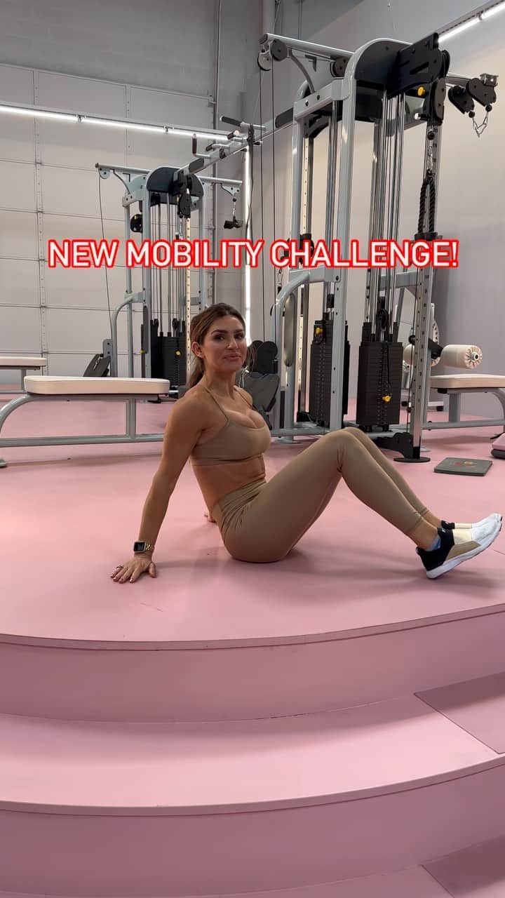 Alexia Clarkのインスタグラム：「Can you do this?! Tag a friend to challenge in the comments!!   #mobility #challenge #fitnesschallenge」