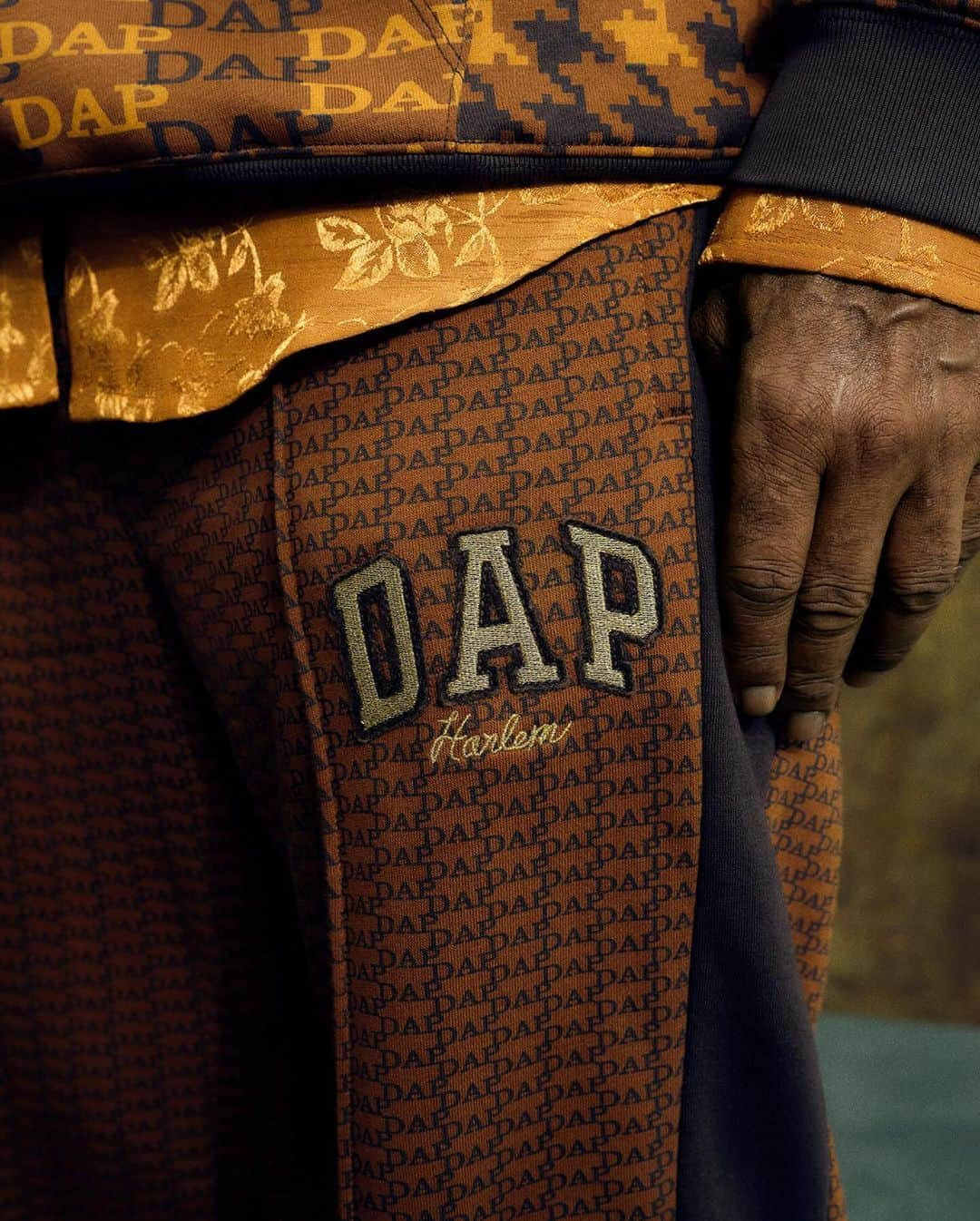 GAPさんのインスタグラム写真 - (GAPInstagram)「Now available: A new, limited-edition collection designed by legendary designer Dapper Dan, inspired by the people, places & culture of Harlem. Shop it at gap.com before its gone.  “I am inspired by all the components that make up Harlem, and especially by those who I know roots lie in Harlem, and then stayed in Harlem. That’s where I get my energy from. That’s where I get my inspiration from.” — Dapper Dan  Shot by Joshua Kissi.  Link in bio to explore the full DAP × GAP collection.」12月6日 2時01分 - gap