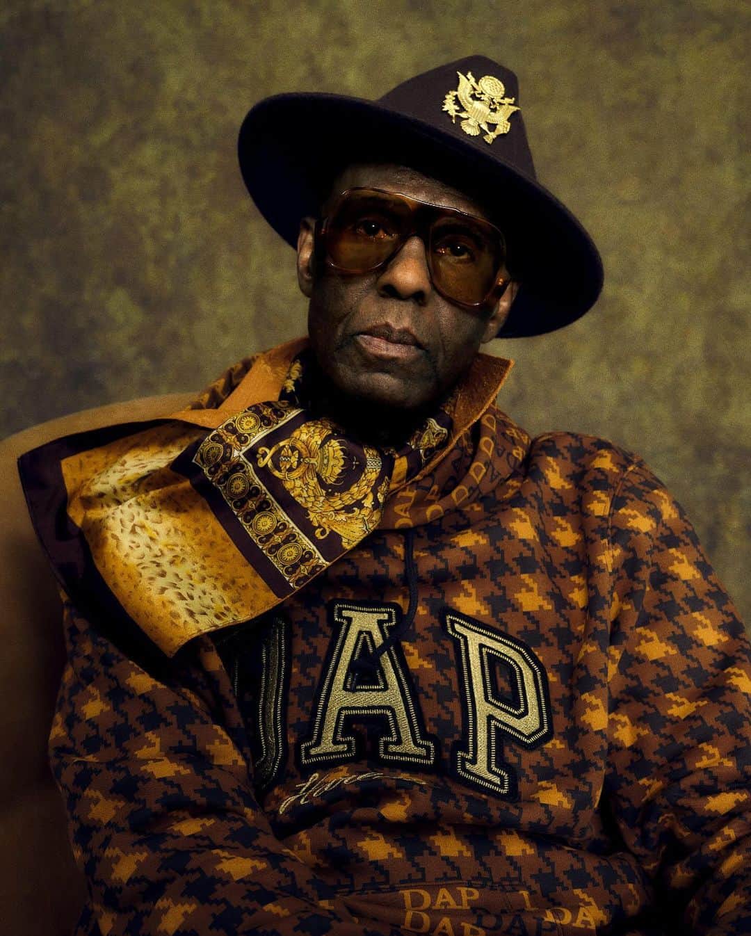 GAPさんのインスタグラム写真 - (GAPInstagram)「Now available: A new, limited-edition collection designed by legendary designer Dapper Dan, inspired by the people, places & culture of Harlem. Shop it at gap.com before its gone.  “I am inspired by all the components that make up Harlem, and especially by those who I know roots lie in Harlem, and then stayed in Harlem. That’s where I get my energy from. That’s where I get my inspiration from.” — Dapper Dan  Shot by Joshua Kissi.  Link in bio to explore the full DAP × GAP collection.」12月6日 2時01分 - gap