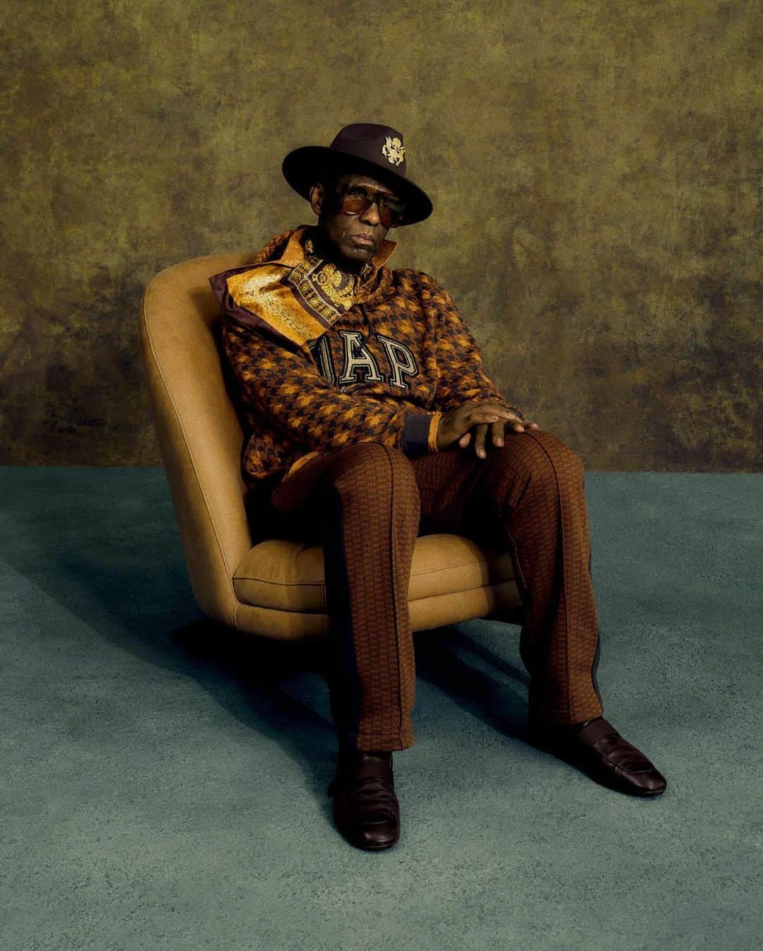 GAPさんのインスタグラム写真 - (GAPInstagram)「Now available: A new, limited-edition collection designed by legendary designer Dapper Dan, inspired by the people, places & culture of Harlem. Shop it at gap.com before its gone.  “I am inspired by all the components that make up Harlem, and especially by those who I know roots lie in Harlem, and then stayed in Harlem. That’s where I get my energy from. That’s where I get my inspiration from.” — Dapper Dan  Shot by Joshua Kissi.  Link in bio to explore the full DAP × GAP collection.」12月6日 2時01分 - gap