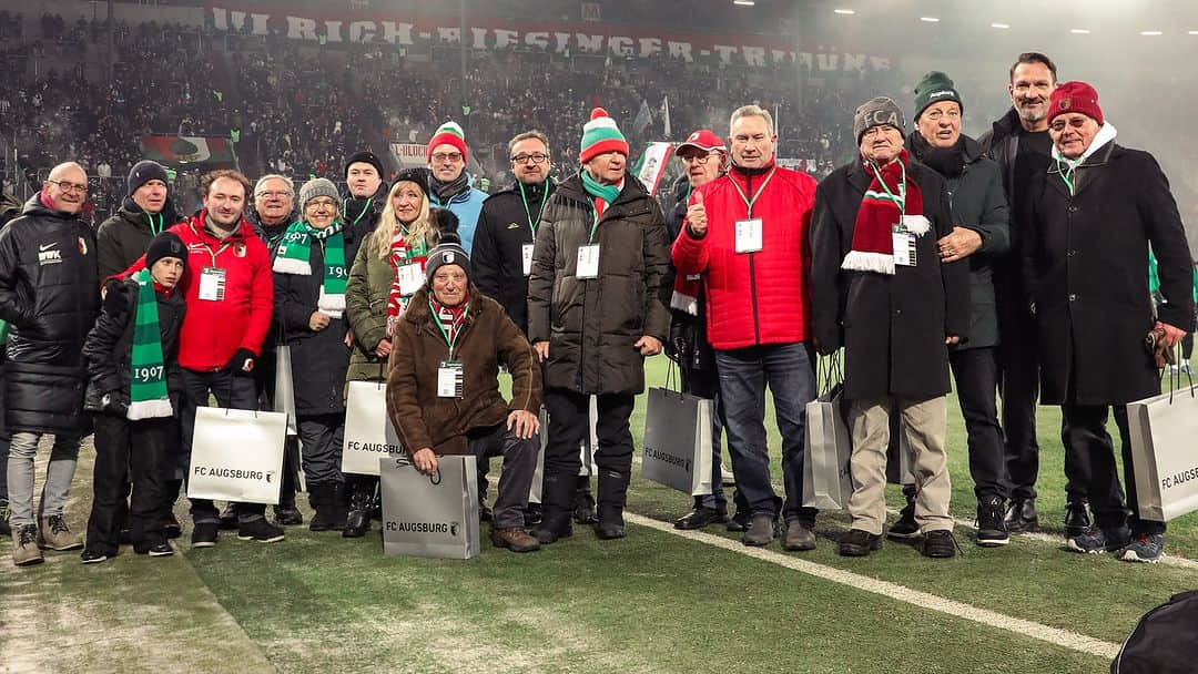 FCアウクスブルクのインスタグラム：「Ehre, wem Ehre gebührt! 🙌 Für unsere langjährigen #FCA-Jubiläumsmitglieder gab’s eine Einladung zum Heimsieg gegen Eintracht Frankfurt sowie ein hochwertiges Geschenkpaket. War schön, Euch bereits im Vorfeld zur heutigen Mitgliederversammlung in diesem exklusiven Rahmen am Spielfeldrand beglückwünschen zu können! Danke für Eure Treue! ❤️💚🤍  #FCA1907 #fcaugsburg」