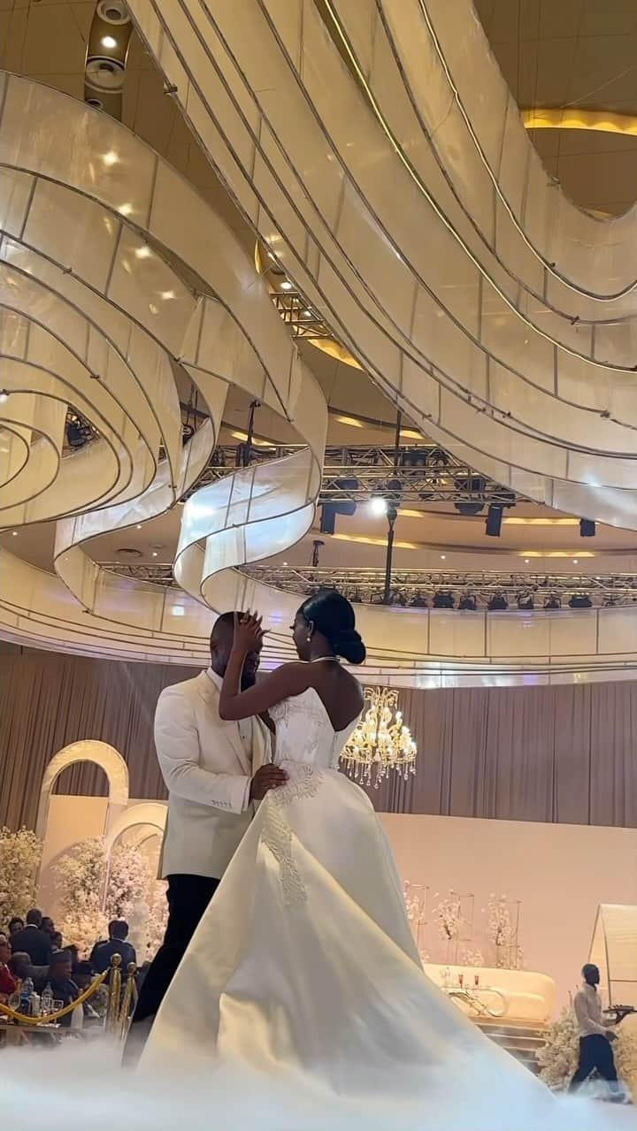 ノーブル・イグウェのインスタグラム：「Pure perfection.   The who’s who of Nigeria and the world came out in full force in attendance to celebrate our lovely couple.  The day was a true testament to love. The couple had their first dance in the middle of a misty fog that made them look as if they were gliding.   It was truly an event filled day. We could not have asked a for a better couple to kick off our December. Brittany and Chinedu we wish you a beautiful marriage as you embark on this new journey. May your love always be as pure as it was on this day. Congrats 🤍  Bride @britt.ifejika  Groom Chinedu Planned @2706events  Decor @saraoevents  Lights & SFX @ibiyemiabayomi  Video @shotbynobs  Venue @ekohotels  #BespokeUnforgettableExperience  A 2706 Production」