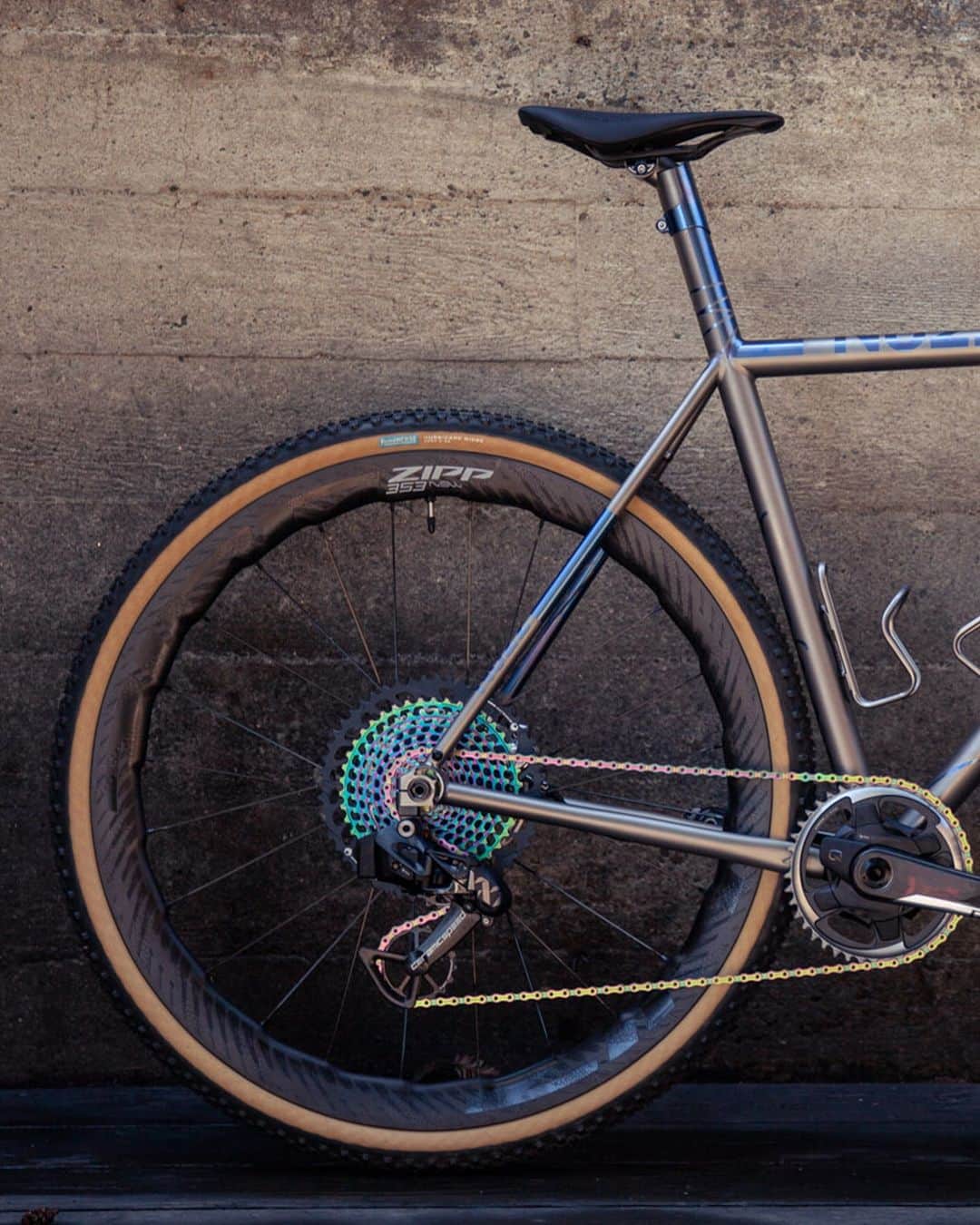 Zipp Speed Weaponryのインスタグラム：「Here's 353 reasons your next wheelset should be from Zipp 🏁 🏁 🏁  . The Zipp 353 NSW provides speed on every terrain with best-in-class aerodynamic efficiency and crosswind stability. From gravel championships to Grand Tours, the 353 is the pinnacle of our pursuit of speed. 📸 @abovecategory」