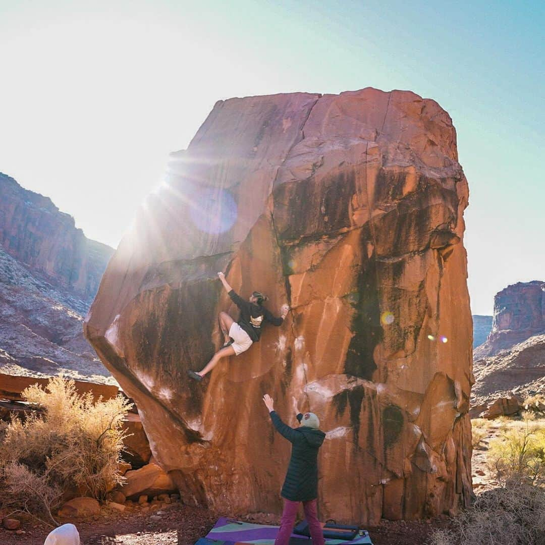 アレックス・ジョンソンのインスタグラム：「Lisa Hathaway has been a mentor to me for as long as I’ve been climbing. When I first started competing in Open competitions she was one of the first people to welcome me, even though I was a middle-schooler. At early Outdoor Retailers we’d practice basketball moves in the hallway between the booths of next-season’s gear. When I went through a closeted breakup almost a decade ago, I escaped to Moab to stay with her, and she was one of the first people I ever came out to. It was the most casual conversation ever.  In 2003, Lisa got the first female ascent of perhaps Moab’s most iconic boulder problem, “Chaos.” It sat without a second female ascent for almost twenty years!  Last weekend when we went to Moab, Lisa came out to the boulders to hang and spot. We convinced Melina to give Chaos a go (it wasn’t hard, it’s such a stunning boulder.) Lisa sprayed her down and Melina dispatched immediately. Lisa gave beta and encouragement, moved pads around, and then assisted on the downclimb. She then went on to express what a treat it was to watch the third female ascent get done twenty years after hers.   The treat was definitely ours; having her out there, continuing to be an incredible friend and mentor, and displaying the true spirit of the sport we all love. ✌️  @muttstagram @melinacostanza」