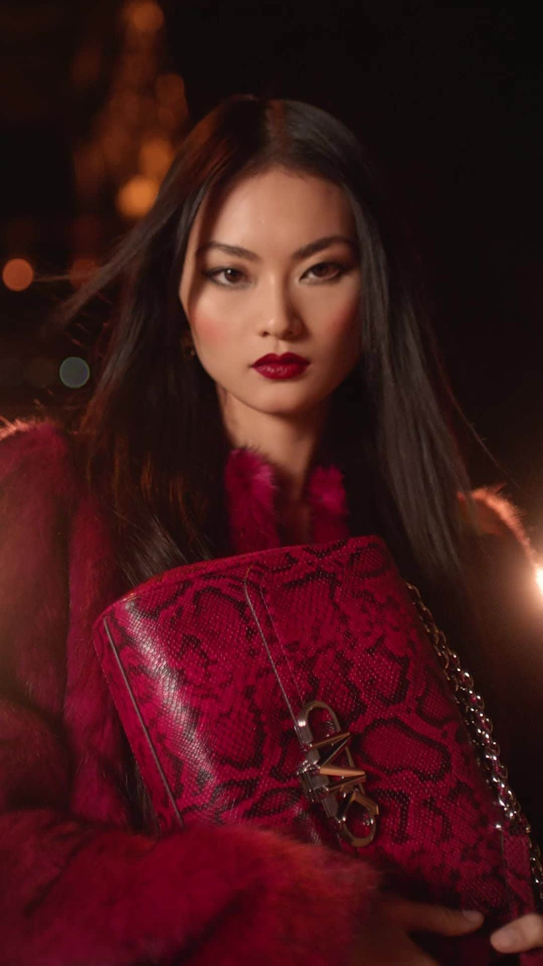 マイケルコースのインスタグラム：「Back to the fuchsia. #MichaelKors   Directed by @Jack_Shanahan_DP」