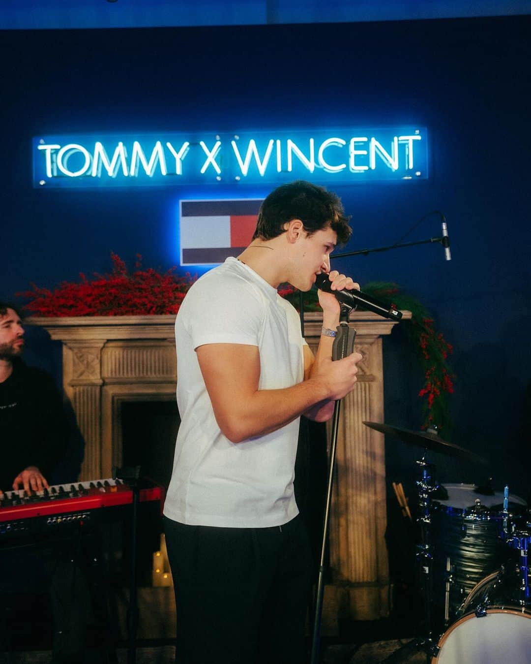 Tommy Hilfigerさんのインスタグラム写真 - (Tommy HilfigerInstagram)「Entering the Holiday season with a special performance at the Tommy Hilfiger store in Hamburg. Thanks to everyone who came along! #TommyXWincent  #TommyHilfiger」12月6日 1時55分 - tommyhilfiger