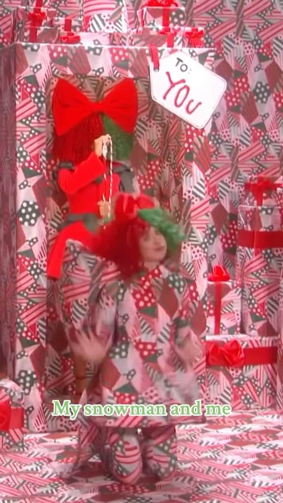 シーアのインスタグラム：「Let’s hit the North Pole and live happily ❣️☃️ - Team Sia  [video description: Sia’s performance of Snowman on The Ellen Show with Maddie dancing amongst a gift-wrapped set with Sia singing in the background]」