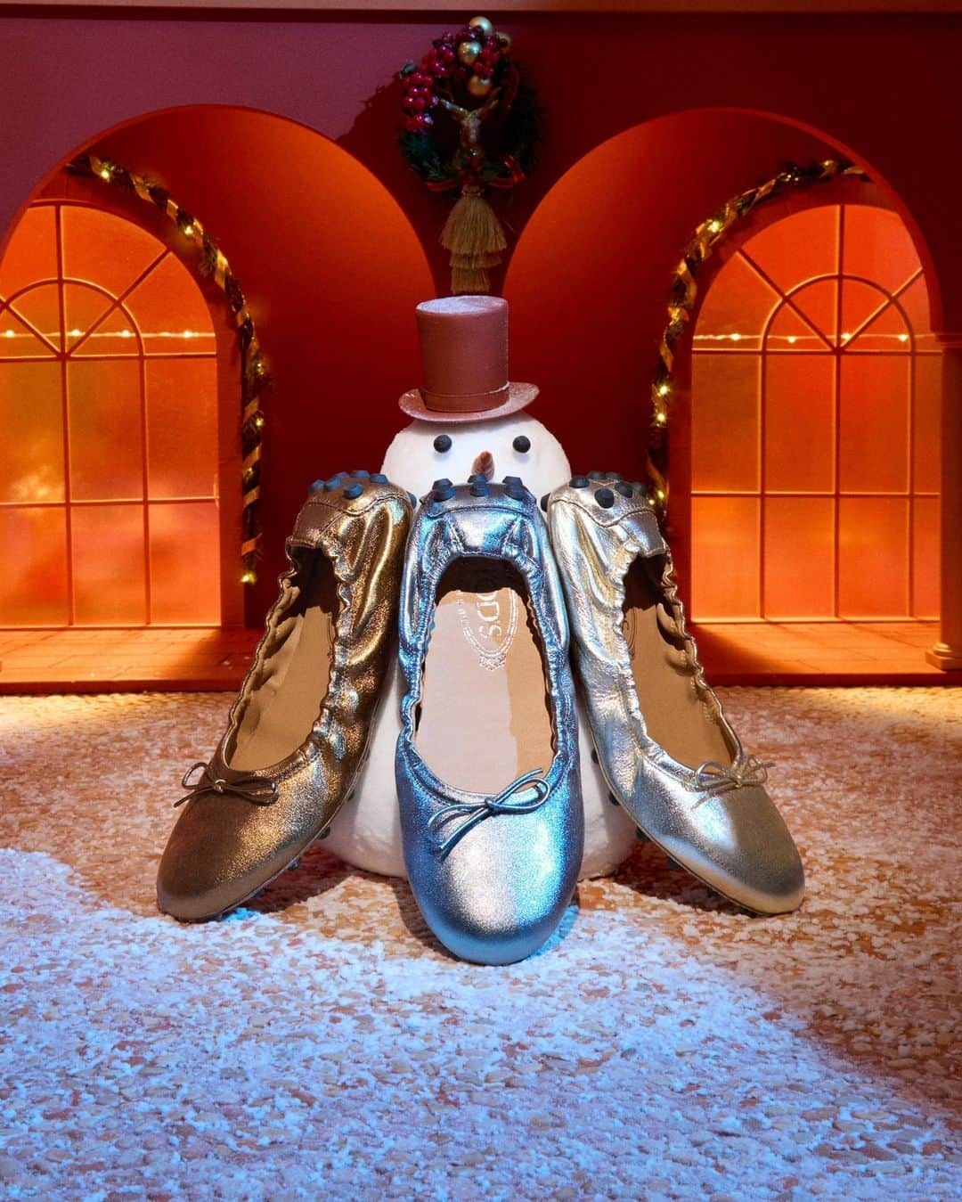 トッズさんのインスタグラム写真 - (トッズInstagram)「Tod’s House of Magic. Step into the Holidays with your favourite Ballerina Bubble available in bronze, silver or gold.  #TodsHolidays #TodsHouseofMagic #Tods」12月6日 2時00分 - tods