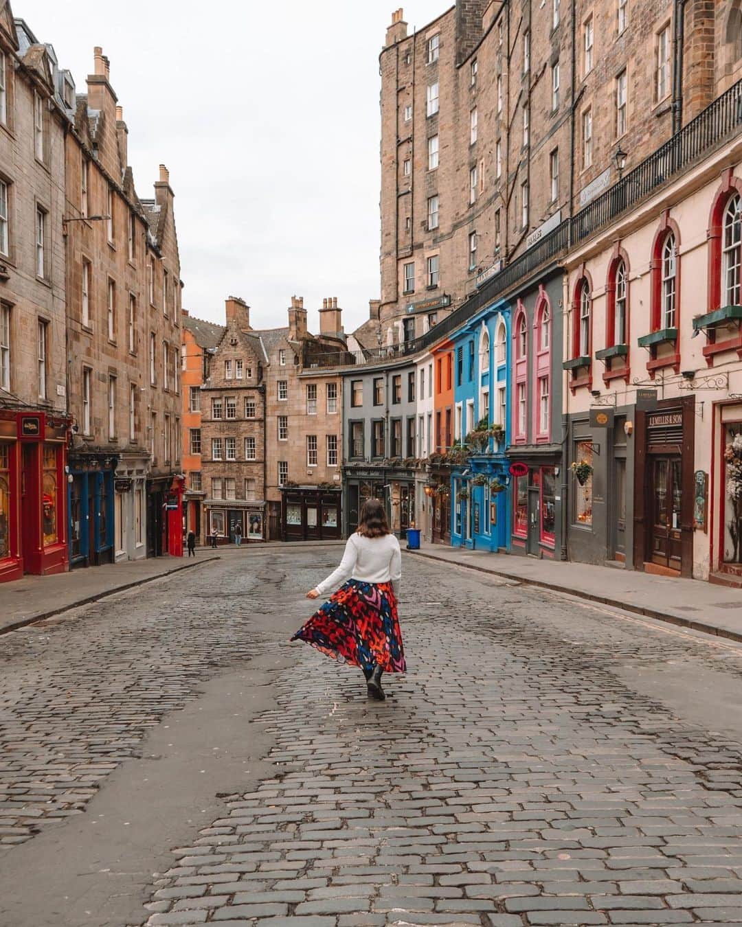 デルタ航空のインスタグラム：「@nospaceinmypassport's top 5 places you need to visit in Edinburgh 💙 Save for your next trip!  1️⃣ Victoria Street 2️⃣ Circus Lane 3️⃣ Edinburgh Castle 4️⃣ Dean Village 5️⃣ Scott Monument」