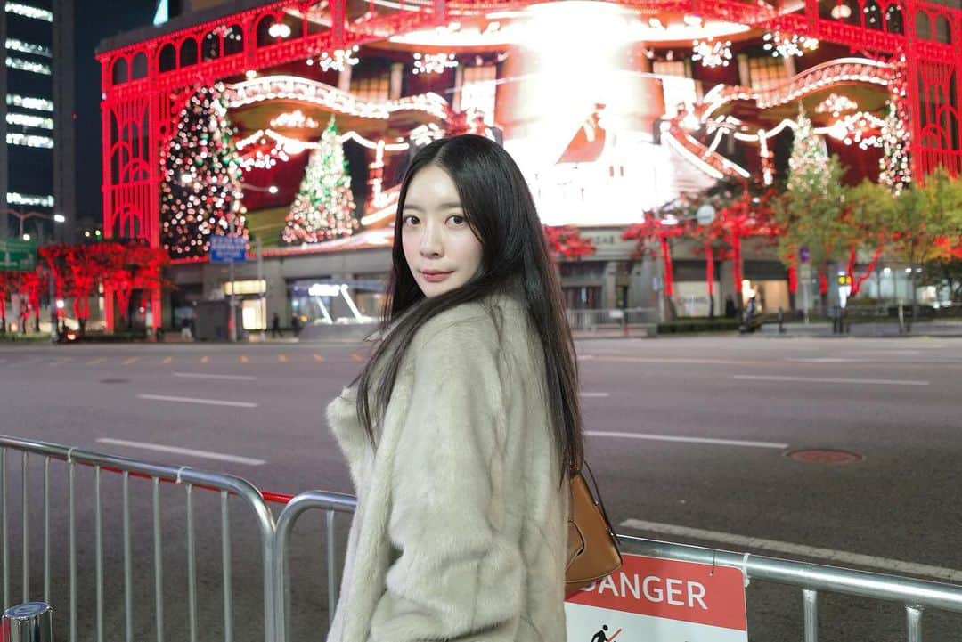 チョ・アヨンのインスタグラム：「영화 한편 다봤네🎅🏻🫶🏻🎄🖤」