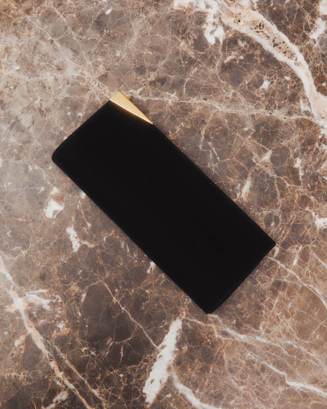 Giuseppe Zanotti Designのインスタグラム：「The point of sophistication. Introducing the ARMIDE—a sleek clutch with a chic golden triangle trim. #GiuseppeZanotti #GZSS24」
