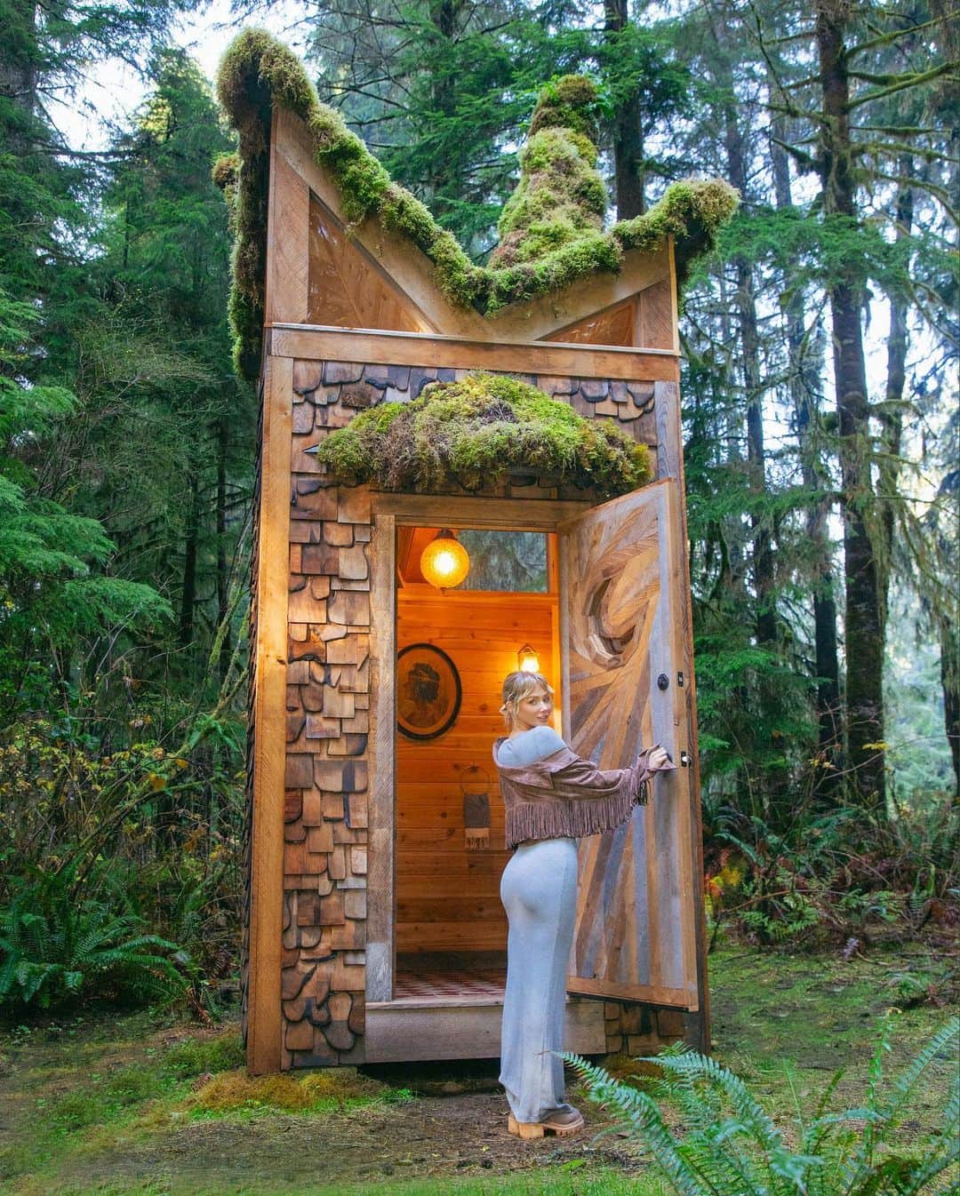 サラ・ジーン・アンダーウッドのインスタグラム：「Did @jacobwitzling and I really build a new structure if I didn’t do a photoshoot in front of it? It’s an outhouse for our diamond cabin if you didn’t catch my reel the other day 🤟🏻」