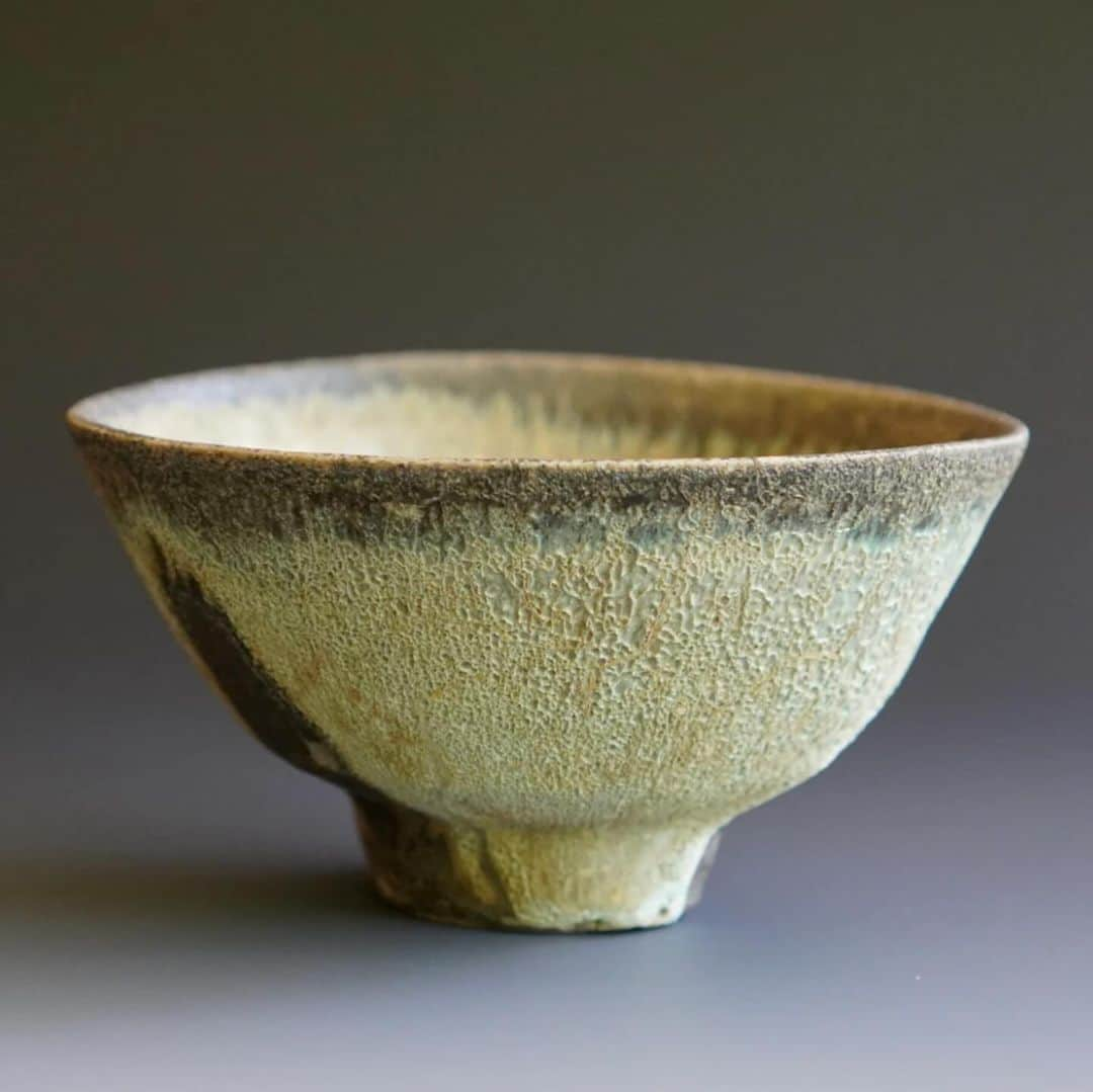 佐竹晃のインスタグラム：「Wood fired Nuka glazed  Chawan (tea ceremony bowl) . Please check more pieces at www.akirasatake.com online shop or link in my bio . #akirasatake  #tea #teatime #chanoyu #teaceremony #akirasatakeceramics #clay #yunomi #shinoglaze #woodfiredpottery #asheville  #茶碗 #ちゃわん #chawan #gallerymugen  #茶 #陶芸 #陶芸家」