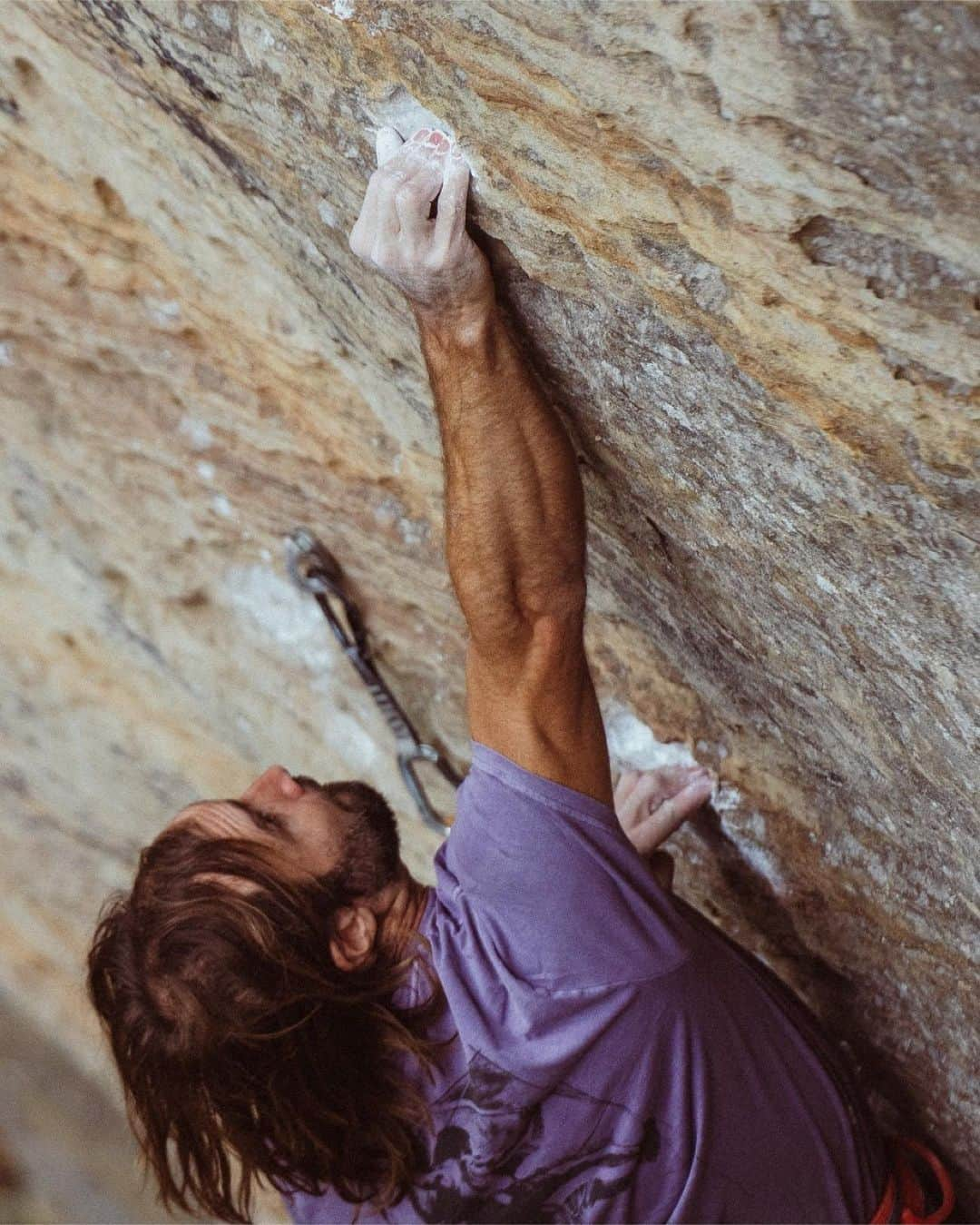 クリス・シャーマのインスタグラム：「Repost from @prana • Long time prAna athlete, @chris_sharma took his first trip back to The Red in October. We got to accompany Chris as he tried some of the iconic routes, including the 5.14c Golden Ticket with @michaelakiersch.  "I had tried The Golden Ticket once on my previous trip when it was still a project.  So it was one of the climbs I was really looking forward to going back to. In the end, I wasn’t able to do it this trip but I’m super excited to come back soon. It’s a spectacular route!"  Head to the link in bio to read the full blog about the trip.  #pranaadventurer」