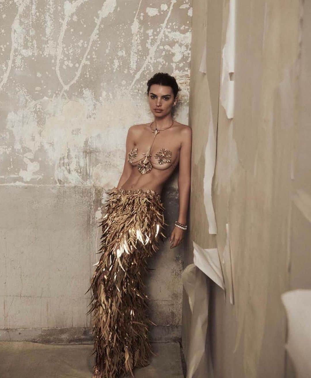 パコラバンヌさんのインスタグラム写真 - (パコラバンヌInstagram)「Gleaming feathers. @emrata sparkles in a Rabanne FW23 look by @juliendossena in @vogueaustralia  #Rabanne _ Styling: @christinecentenera  Photography: @lachlanbailey」12月6日 2時09分 - rabanne