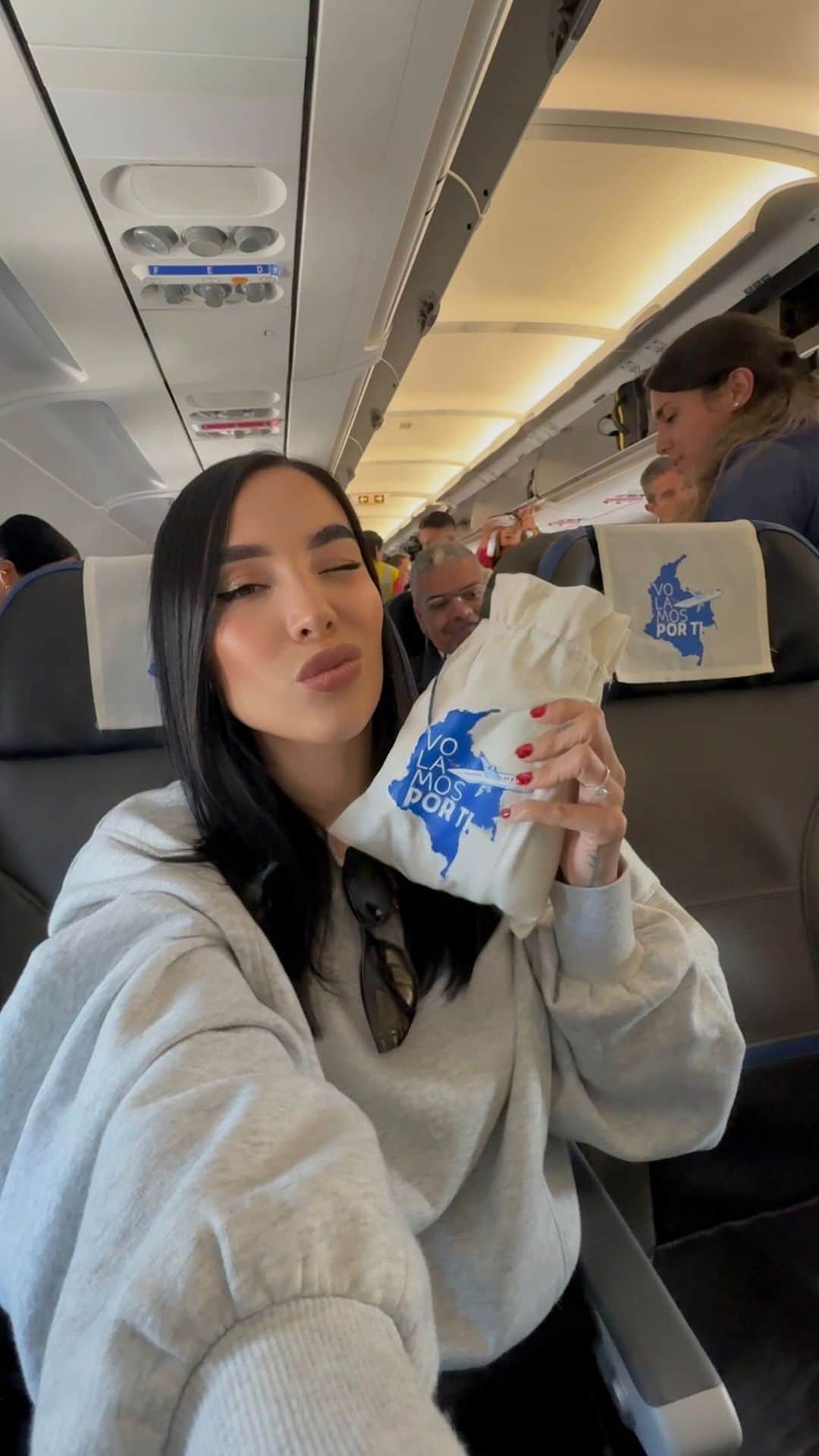 Luisa Fernanda Wのインスタグラム：「Me subí a un vuelo de @latamairlines y terminé en un concierto de @carlosvives que por cierto es su nuevo embajador. LATAM reafirma su compromiso con los colombianos, entregándonos la mejor experiencia a bordo. LATAM #VuelaPorTi」