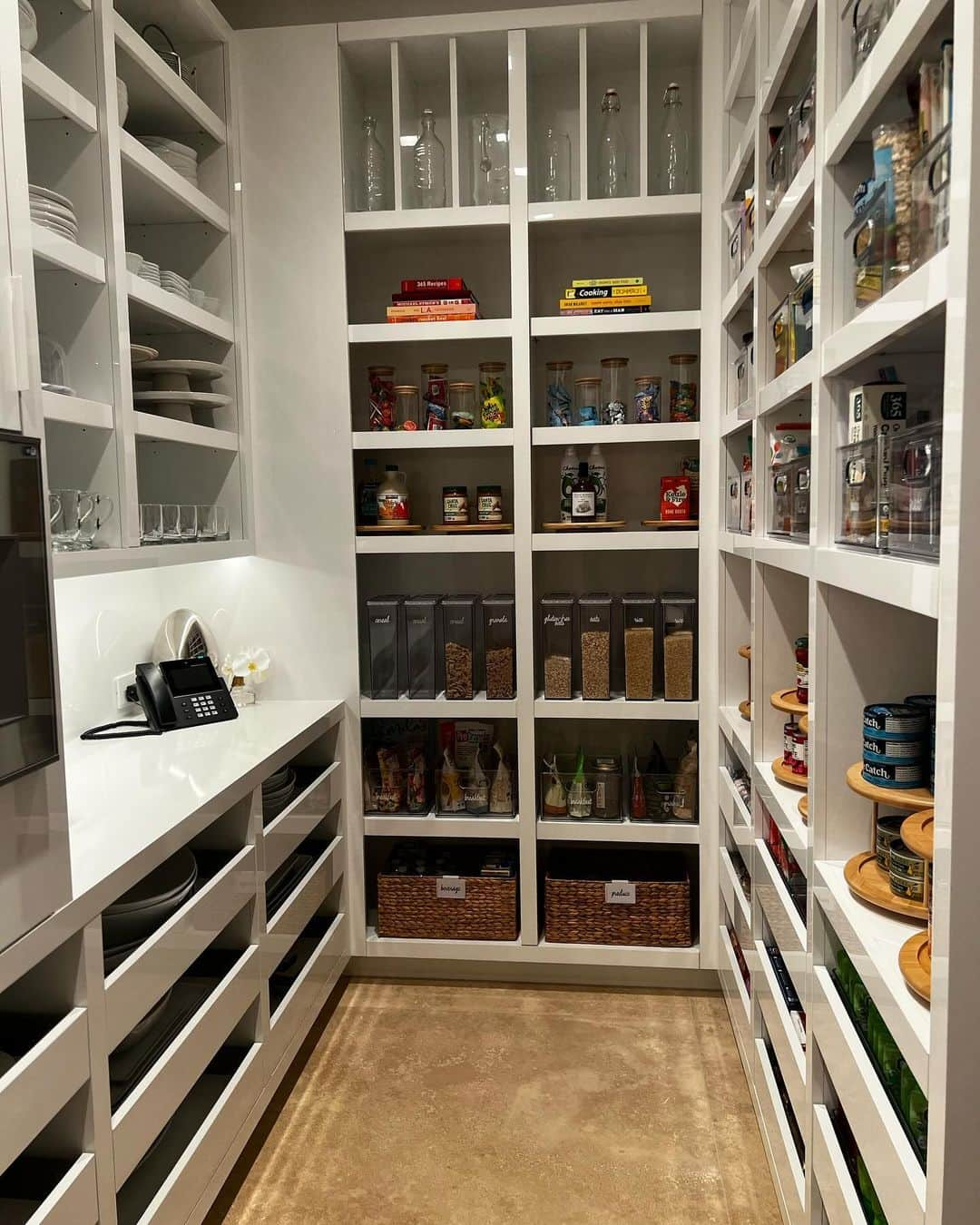 リリー・ガリーチさんのインスタグラム写真 - (リリー・ガリーチInstagram)「Anyone that knows me knows I’m not the most organized 🤪 but in our new house I want it to be neat and beautiful, so thankfully I found @thehomeedit to organize my spaces, we started with my kitchen, swipe right for the transformation!」12月6日 2時23分 - lillyghalichi