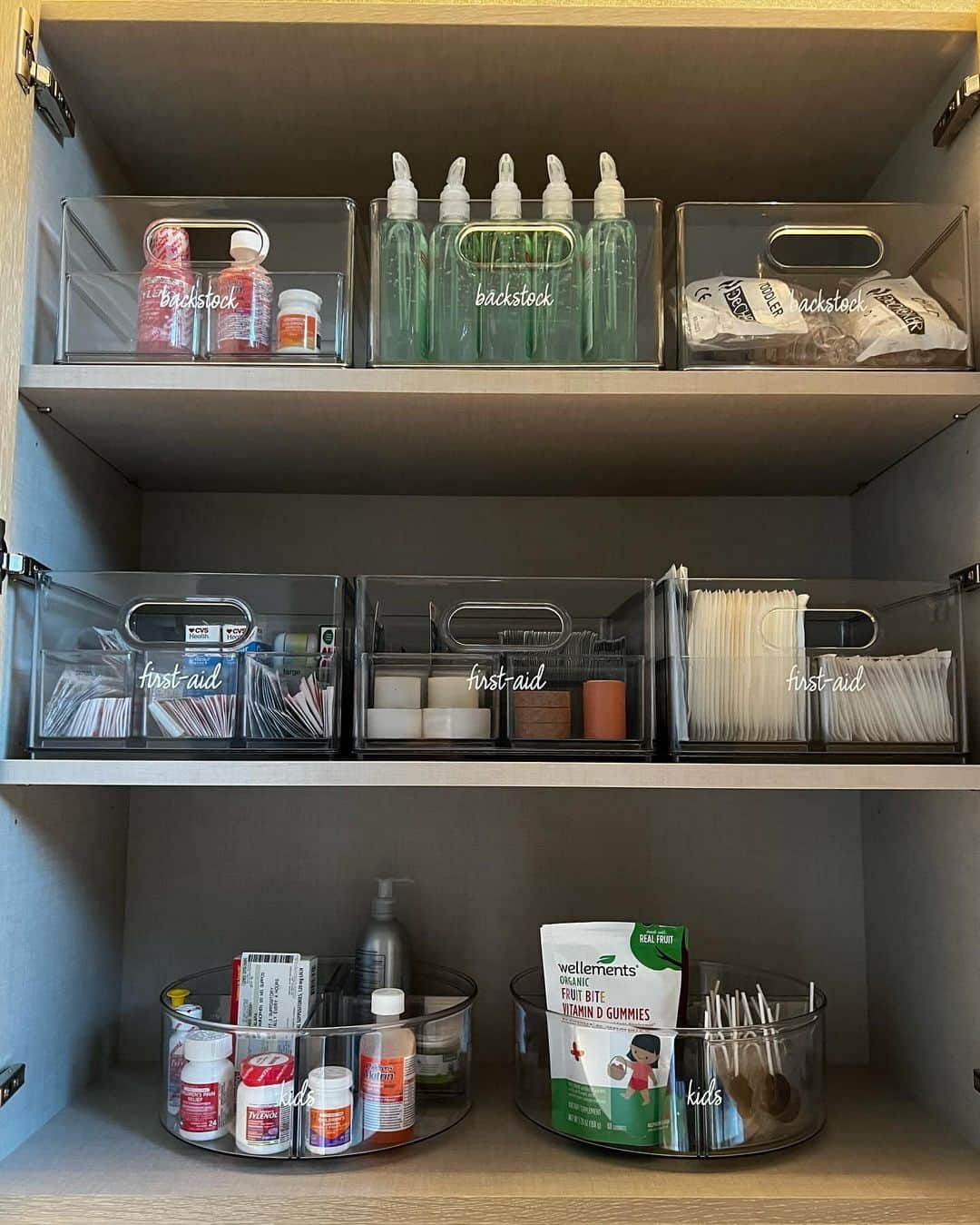 リリー・ガリーチさんのインスタグラム写真 - (リリー・ガリーチInstagram)「Anyone that knows me knows I’m not the most organized 🤪 but in our new house I want it to be neat and beautiful, so thankfully I found @thehomeedit to organize my spaces, we started with my kitchen, swipe right for the transformation!」12月6日 2時23分 - lillyghalichi