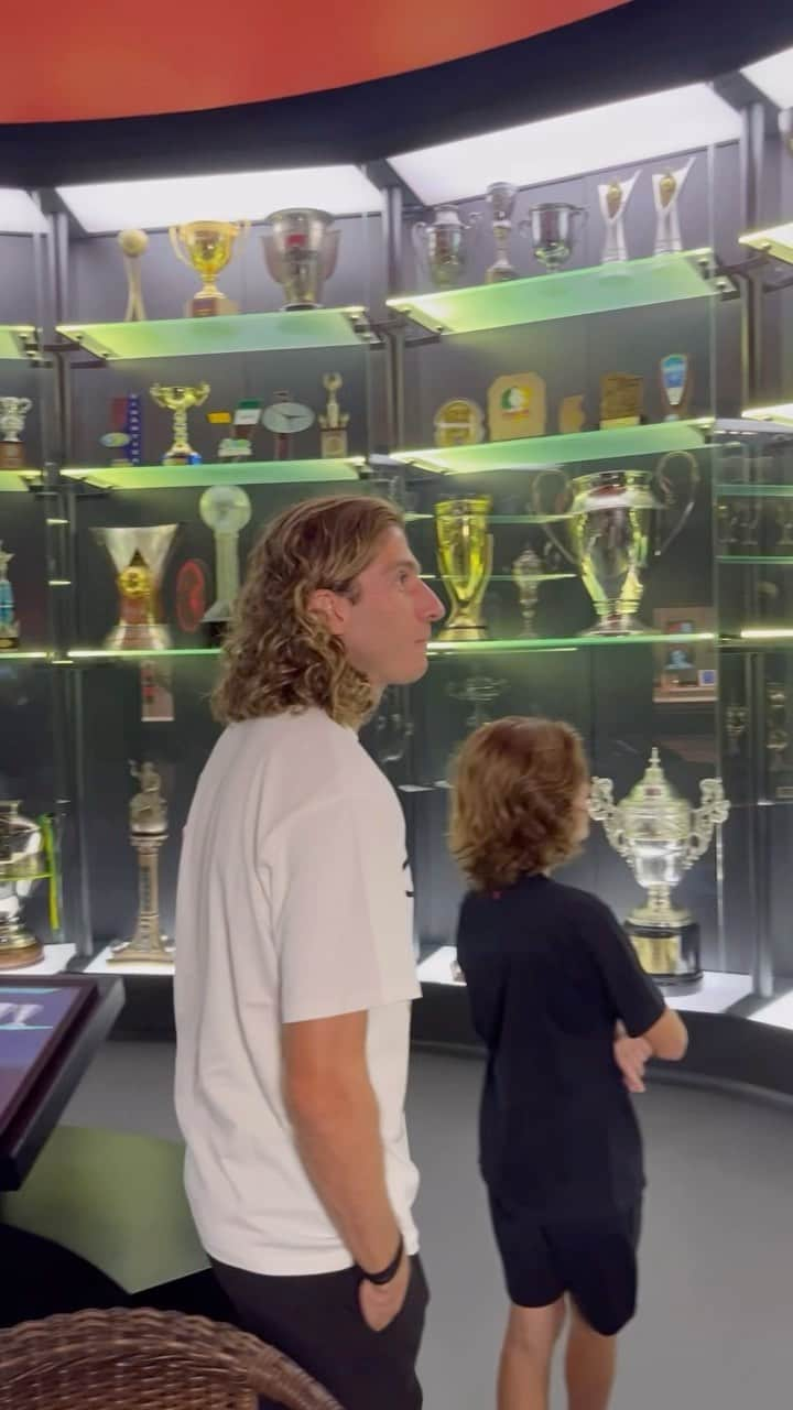 フィリペ・ルイスのインスタグラム：「Que nossa emoção sobreviva... ❤️🖤  A Gávea foi palco de uma visita muito especial. Filipe Luís é um dos mais apaixonados rubro-negros a vestir o Manto Sagrado em campo. Na última segunda-feira, o coração bateu forte na visita ao @MuseuFlamengo. Muita história contada, amizades (valeu, @diegoalves e @olivinha16!) e muita, mas MUITA paixão. O craque doou itens ao acervo do espaço e falou sobre a identificação que tem com o Vermelho-e-Preto.   Que honra, Filipe! Obrigado por tanto! ❤️🖤」