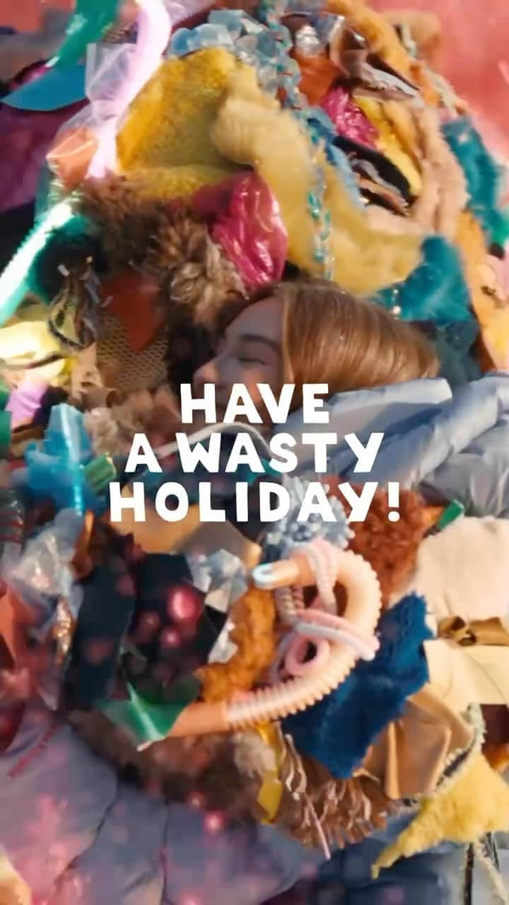 コーチのインスタグラム：「Have a Wasty Holiday! ♥️🗑️ A gift to you: @coachtopia’s magical tale and hopeful vision for the future of fashion. This story stars @lola.tung and Wasty—a crafty new Coachtopia creature made with waste (and holiday hero of our hearts). 🥺 Head to the link in bio to watch the full film.   Did you know up to 43% more waste is created during the holidays than at any other time of the year? It’s one reason why this season (and every season) we’re reimagining scraps and leftover materials, transforming them into beautiful things. So have a Wasty Holiday—help us build a brighter future for fashion.   Director: @jason_yan_francis Production House: @chaosparis.tv Photographer: @osmaharvilahti Set Design: @louisemekylla Stylist: @maxortegag & @badnewsbritt Makeup: @misha212 Hair: @danawillcutyou  Creative Agency: @Ape__cc Character designers: @fredremuzat, @jason_yan_francis & @louisemekylla Costume maker: #SergeiYordanov Animatronics: #LyudmilNikolov & #LyudmilIvanov  #Coachtopia #CoachNY  coachtopia.com」