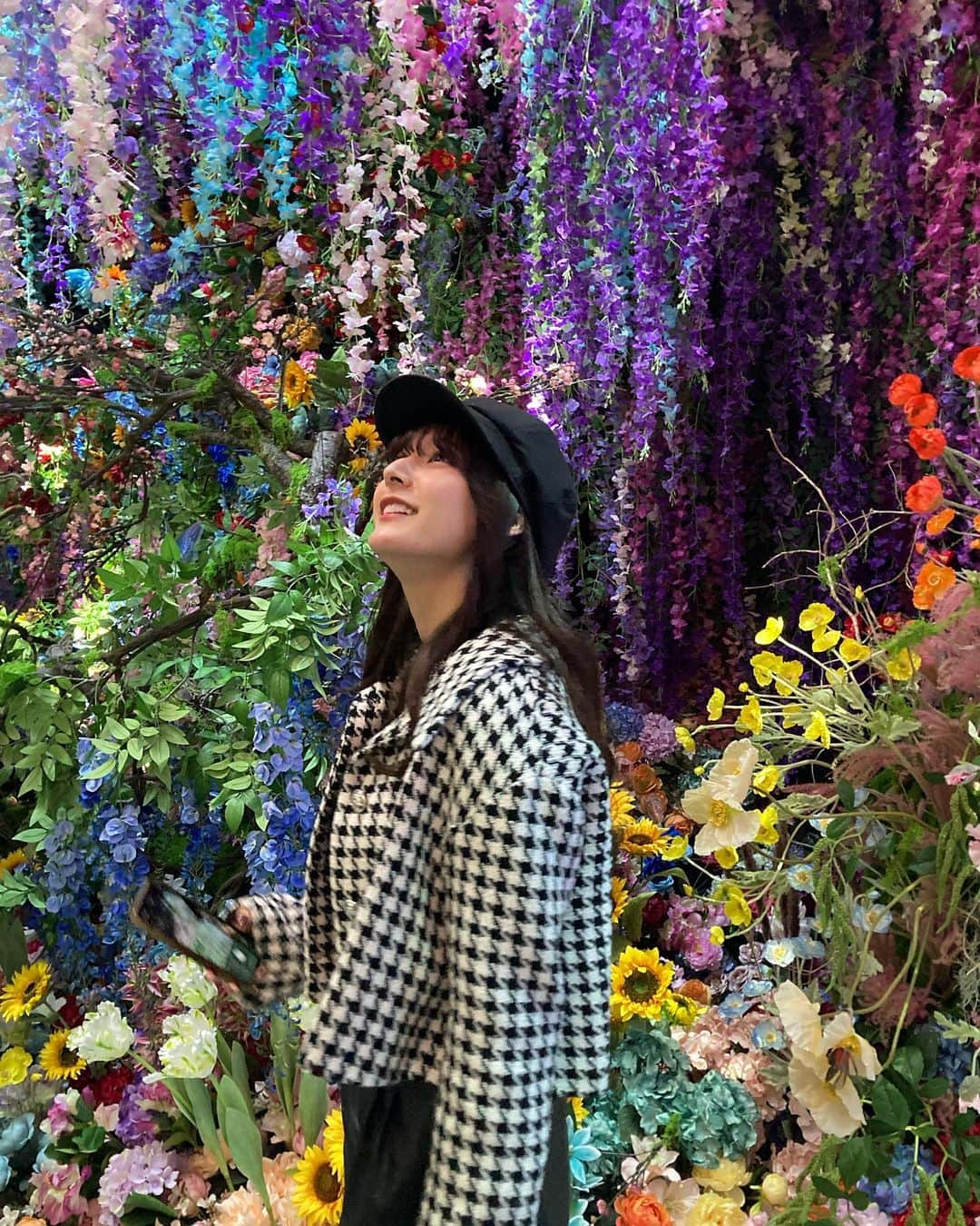 彩川ひなのさんのインスタグラム写真 - (彩川ひなのInstagram)「12/5より開催の#蜷川実花展  【Eternity in a Moment 瞬きの中の永遠】 レセプションにお誘いいただいたので、同じアート好きな @yuki.grm ゆきさんを誘ってひと足早くお伺いさせていただきました🐥🖤  夢をみているような、夢の中にいるような、けど紛れもなく現実で。 とても素敵な空間でした🦋  @ninagawamika @tokyonode  #蜷川実花展eim  #100万色の桃源郷へ  #tokyonode  #mikaninagawa」12月6日 2時32分 - hinano_ayakawa