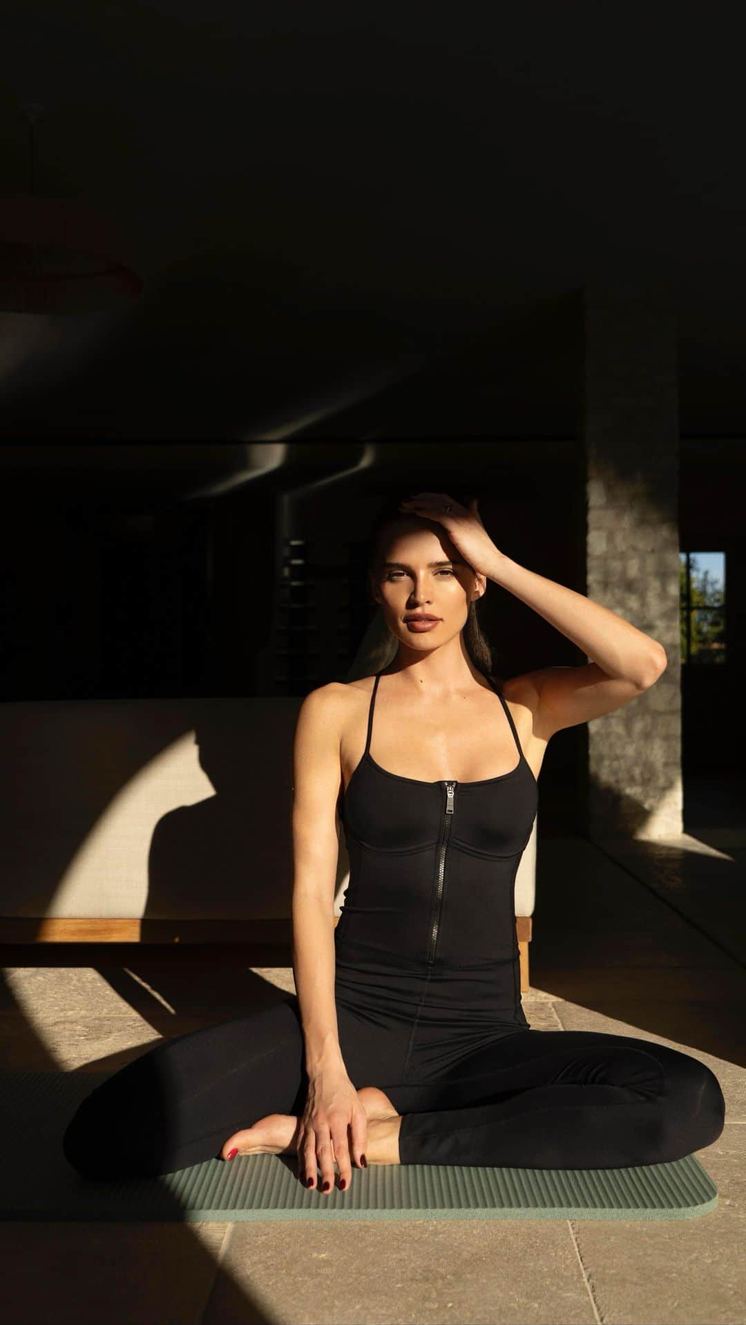 アンナ・アンドレスのインスタグラム：「Unrelenting warmth and comfort.🤎The highest quality and stylish sportswear that I have recently discovered @vaara_studio   Video: @slavik_lyzhov #vaarastudio」