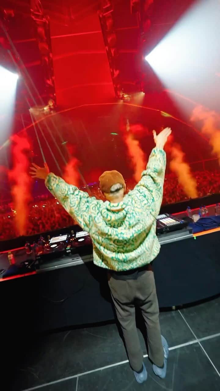 メジャー・レーザーのインスタグラム：「ANYWHERE WE GO ☝🏽」