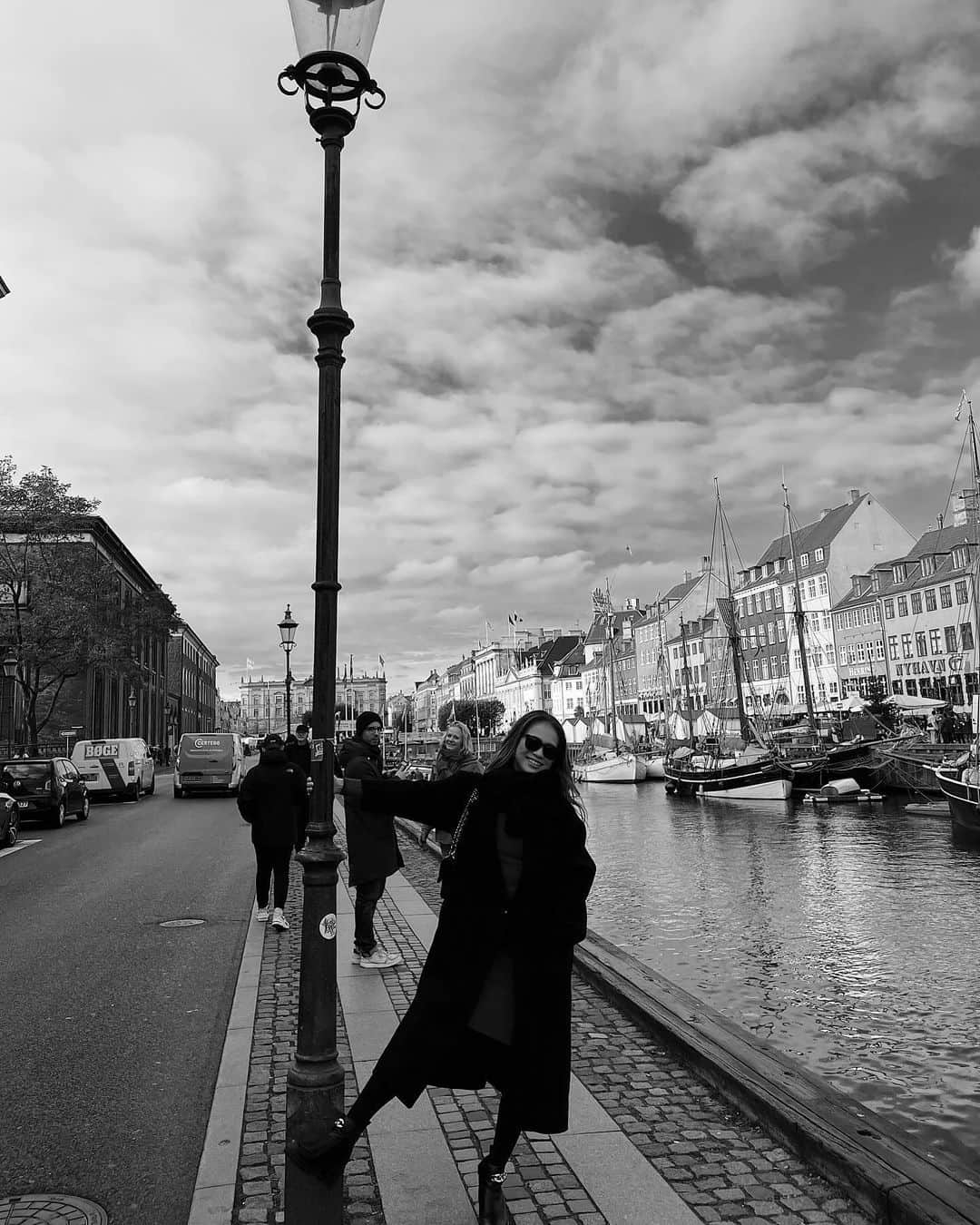 彩希エリナさんのインスタグラム写真 - (彩希エリナInstagram)「Nyhavn  どこに行っても絵葉書みたいな雲☁️🕊️  #denmark #copenhagen #nyhavn #skyblue #travelgram #travel #travelphotography #travelgirl #旅 #旅行 #海外旅行 #海外旅行記 #海外旅行好きな人と繋がりたい #トリップ #北欧 #デンマーク #コペンハーゲン #ニューハウン #旅行コーデ #ロングコート #絵葉書みたいな景色 #☁️」12月6日 3時02分 - erina_saiki