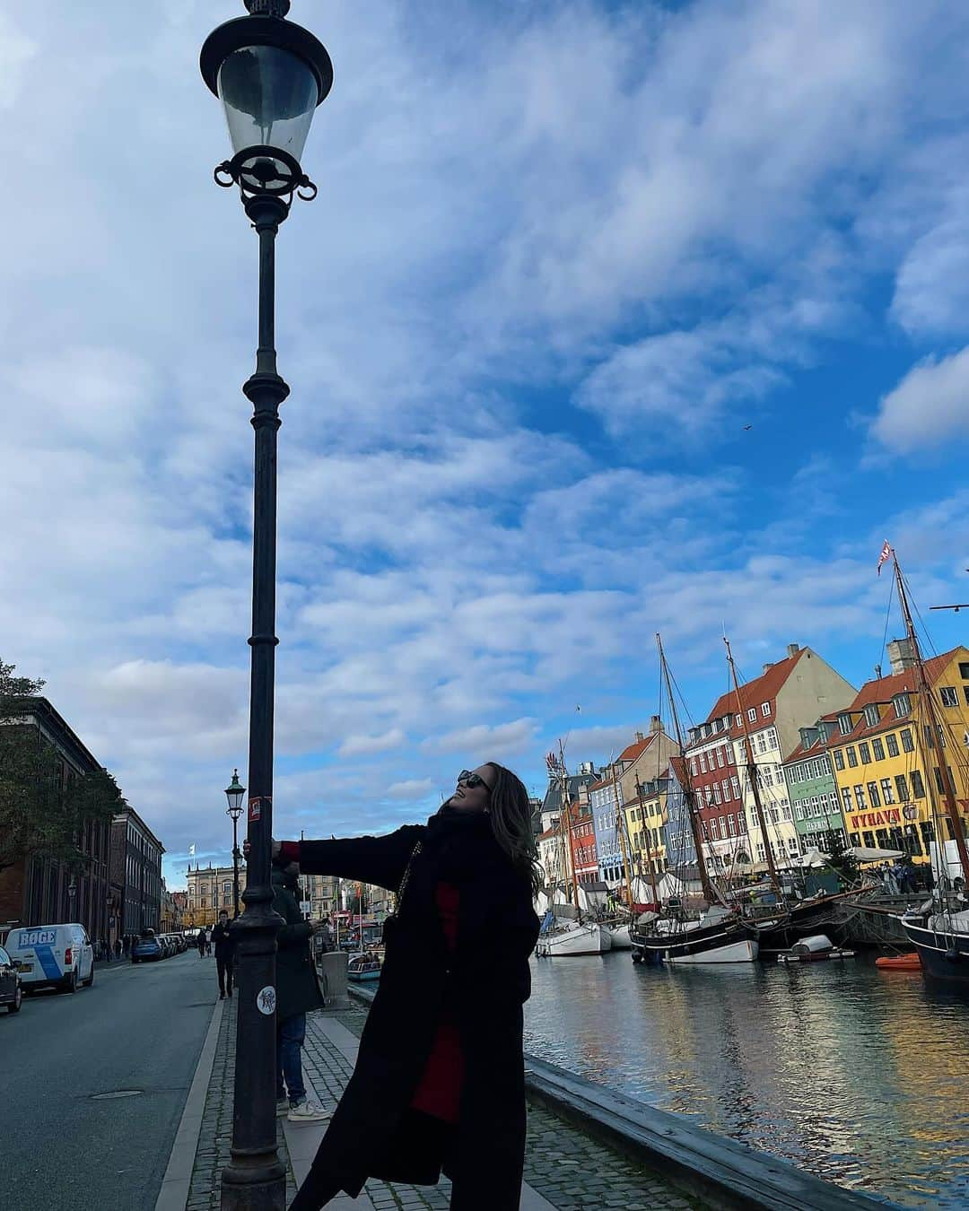 彩希エリナのインスタグラム：「Nyhavn  どこに行っても絵葉書みたいな雲☁️🕊️  #denmark #copenhagen #nyhavn #skyblue #travelgram #travel #travelphotography #travelgirl #旅 #旅行 #海外旅行 #海外旅行記 #海外旅行好きな人と繋がりたい #トリップ #北欧 #デンマーク #コペンハーゲン #ニューハウン #旅行コーデ #ロングコート #絵葉書みたいな景色 #☁️」