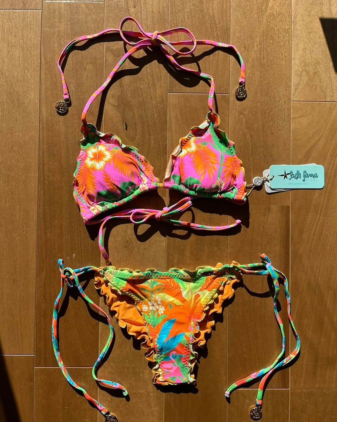 Luzのインスタグラム：「Luli Fama のめちゃくちゃ可愛い三角ビキニ👙入荷🧡  これは自分でもお買取しようか悩み中ー‼️やば可愛い😍  @brazilmizugicom  2008年からオンラインで水着選びのご相談を受け続け早15年目‼️  悩んだらラインして下さい👍👍  今なら、ライン登録ではじめてのお客様用のクーポン配信中！  水着選びのご相談はインスタ、ラインからどうぞ❤️あなたにピッタリの水着選びをお手伝いします‼️  サイズ選びがわからない、不安な方はまずはヒップサイズ、ブラのサイズをメールしてくださればだいたい合うサイズがわかります👙  店主は @melonandpeach  #インポート水着  #ブラジリアンビキニ  #水着女子  #水着コーデ #インポートビキニ  #水着通販  #ビキニ　　　　 #水着  #水着美女 #筋トレ女子  #ボディメイク女子　 #フィットネス女子  #アラフォー」