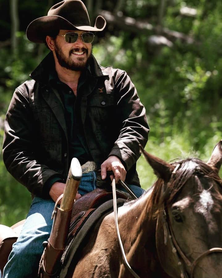 Cosmopolitanのインスタグラム：「In some not fun #Yellowstone news: Show creator Taylor Sheridan’s ranch is suing Cole Hauser (aka everyone's fave cowboy Rip Wheeler)'s coffee company. Read the awkward deets at the link in bio.  #rg @colehauser22」