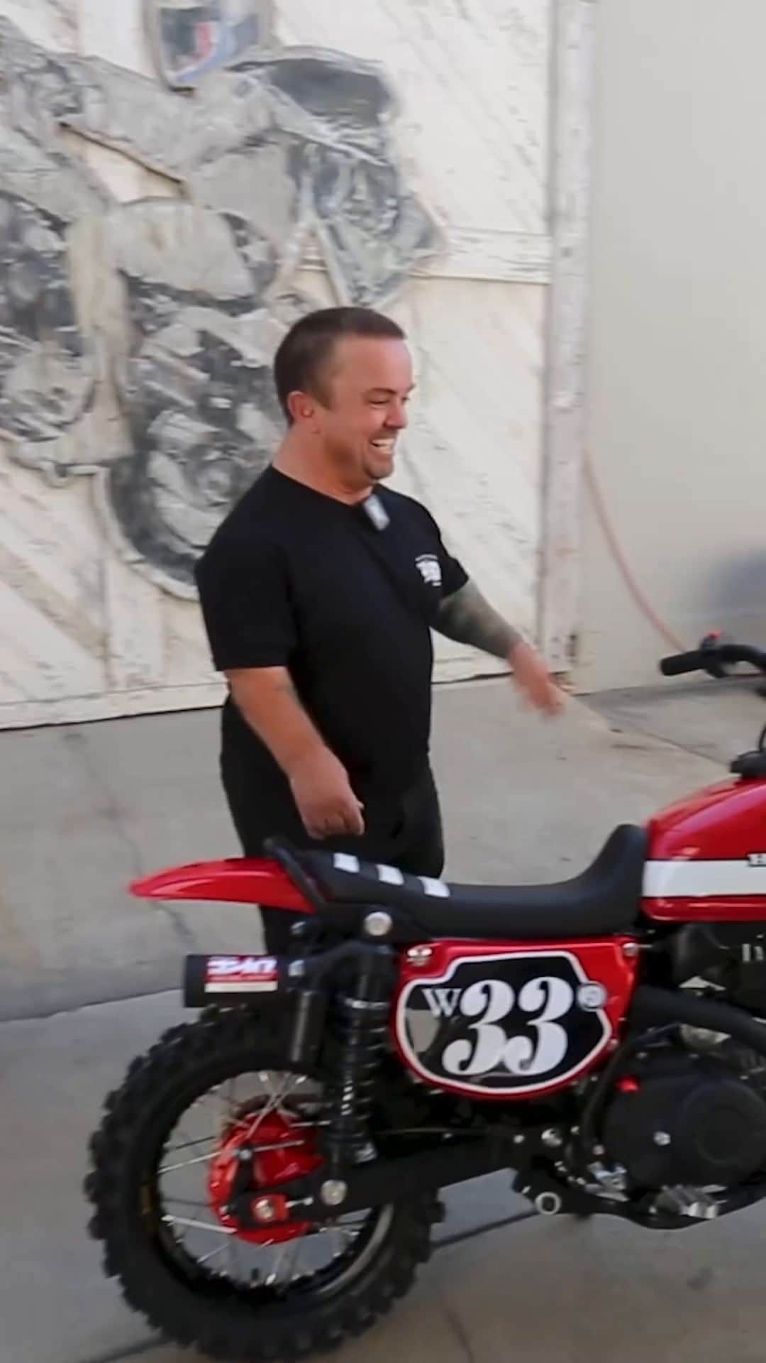 Honda Powersports USのインスタグラム：「Check out this sweeeet CRF110F that @rolandsandsdesign customized for @iamweeman. ‼️   It's a nostalgic nod to the classic XR75, reimagined & sized just for Wee. 💪  Check out Roland Sands Design on YouTube for the full video. 🔗   #Repost @rolandsandsdesign」
