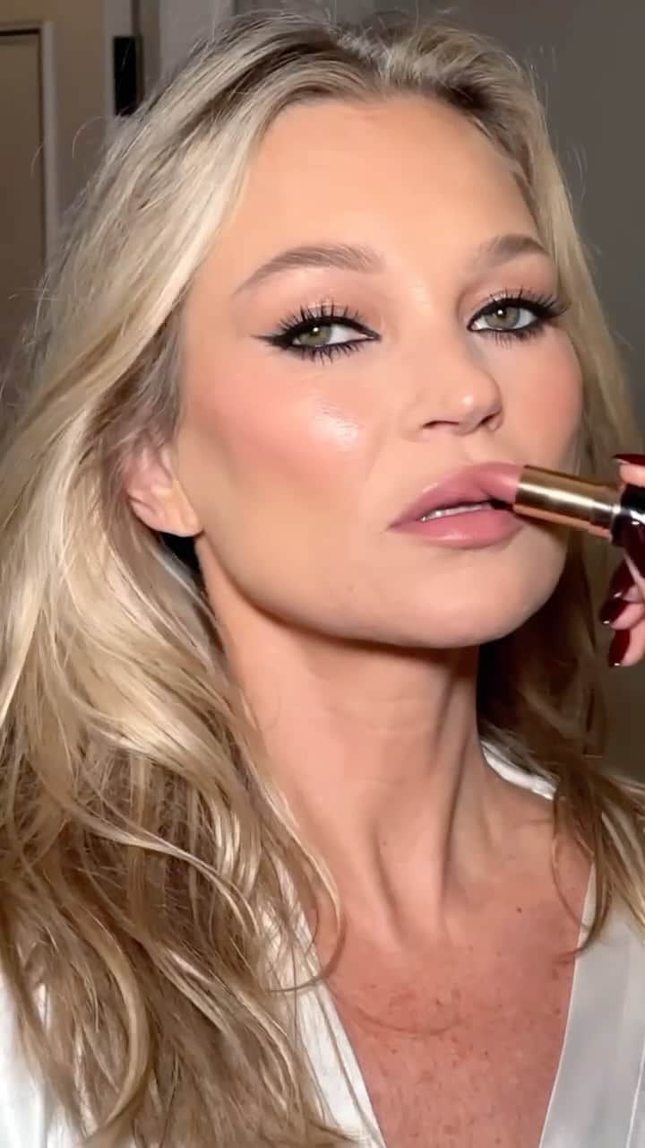 シャーロット・ティルベリーのインスタグラム：「💖 KATE MOSS’S ICONIC ROCKET GIRL LOOK! #FASHIONAWARDS 💖  Darlings, just look at this #FashionAwards glamour created by my talented niece @sofiatilbury, last night on my dear friend, the ICONIC @katemossagency! 🌟 She wore a STUNNING vintage David Fielden gown and @ysl cape for a dramatic effect, Kate’s sultry look was perfectly complemented with HYPNOTIC EYES, created with my Feline Flick, and SUMPTUOUS, nude-pink, Rocket Girl lips! 😍   Get Kate’s red-carpet glow now with a MAGICAL 20% OFF* using the code REDCARPET on CharlotteTilbury.com or the app! ❤️  💄 by @sofiatilbury, assisted by @melbi_makeup, using @charlottetilbury  ✂️ by @sammcknight1  #GetTheLook🏆  COMPLEXION:  Hollywood Flawless Filter - 3 Beautiful Skin Foundation - 8 Beautiful Skin Radiant Concealer - 4 Magic Vanish - Fair  Airbrush Flawless Finish Powder - 1 Airbrush Brightening Flawless Finish Powder  Airbrush Bronzer - 2  NEW! Hollywood Blush & Glow Glide Palette - Light/Medium  EYES: NEW! Beautyverse Palette Hollywood Exagger-eyes Eyeliner Duo Feline Flick - Panther Pillow Talk Push Up Lashes! Mascara  BROWS: Brow Fix Brow Cheat - Taupe  Legendary Brows - Taupe  LIPS: Lip Cheat - Iconic Nude  NEW! Rock Lips - Rocket Girl  #CharlotteTilbury #FashionAwards #KateMoss  *Code valid from 09.00am GMT 4th December 2023 until 09.59am GMT 11th December 2023. Discount applies to full price items only. T&Cs and Exclusions Apply.」